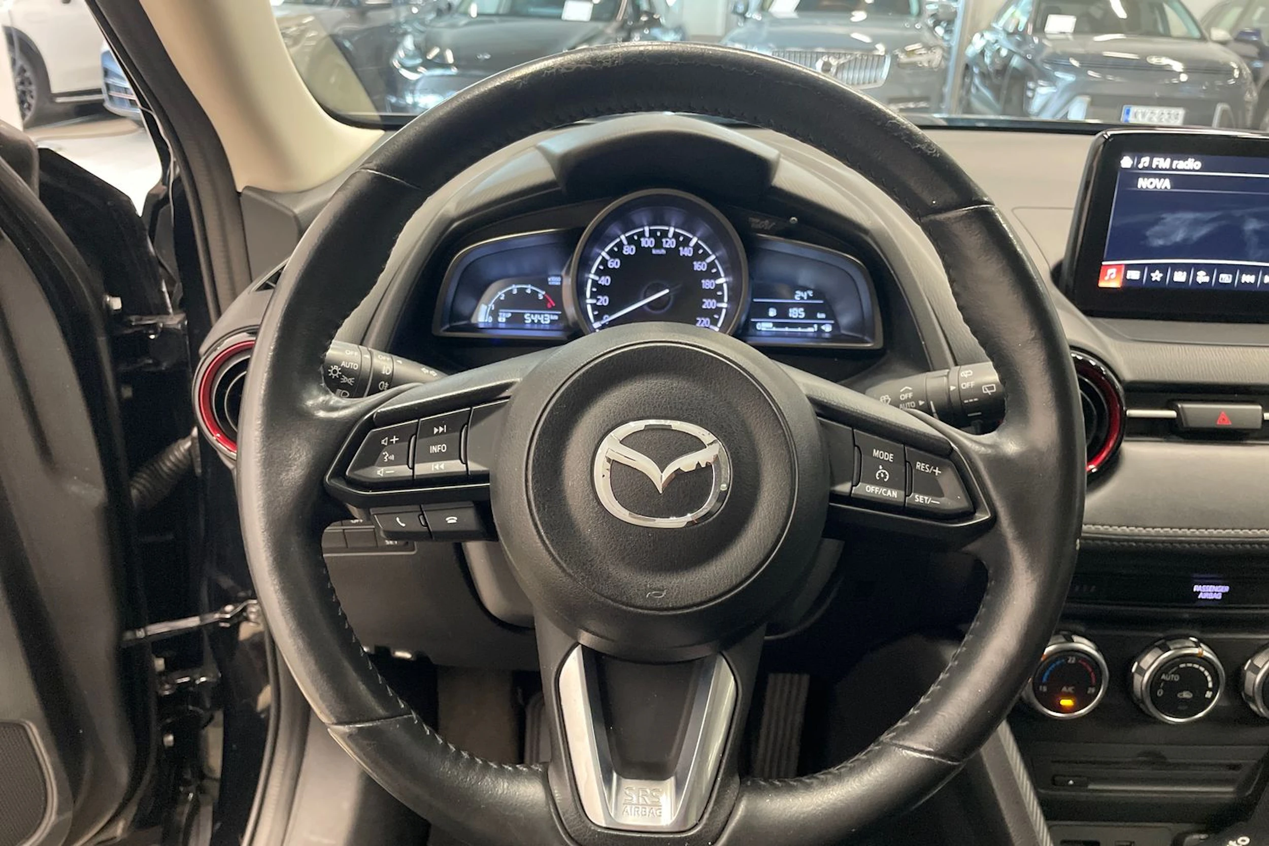 musta Mazda cx-3 2017 kuva 11.