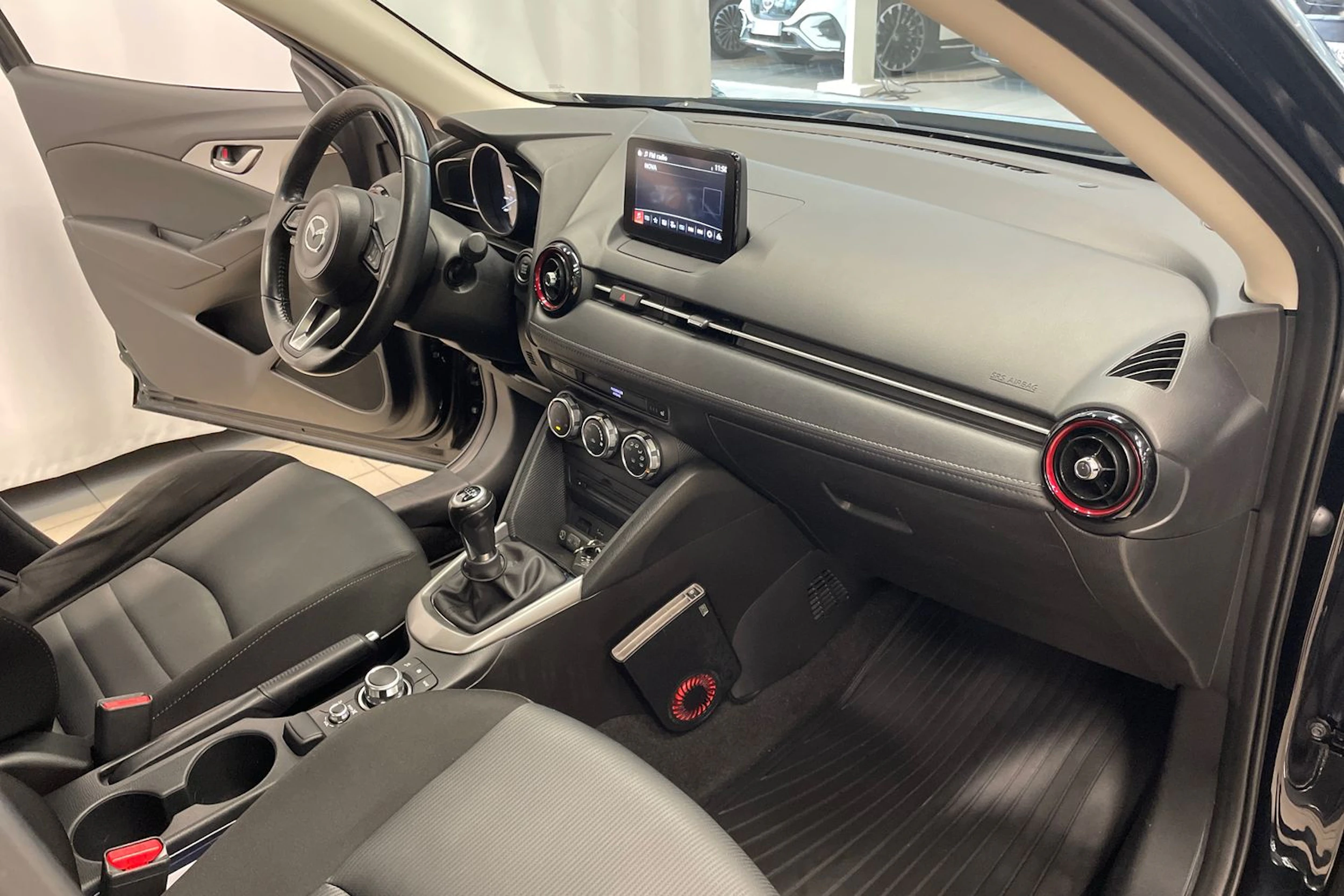 musta Mazda cx-3 2017 kuva 20.