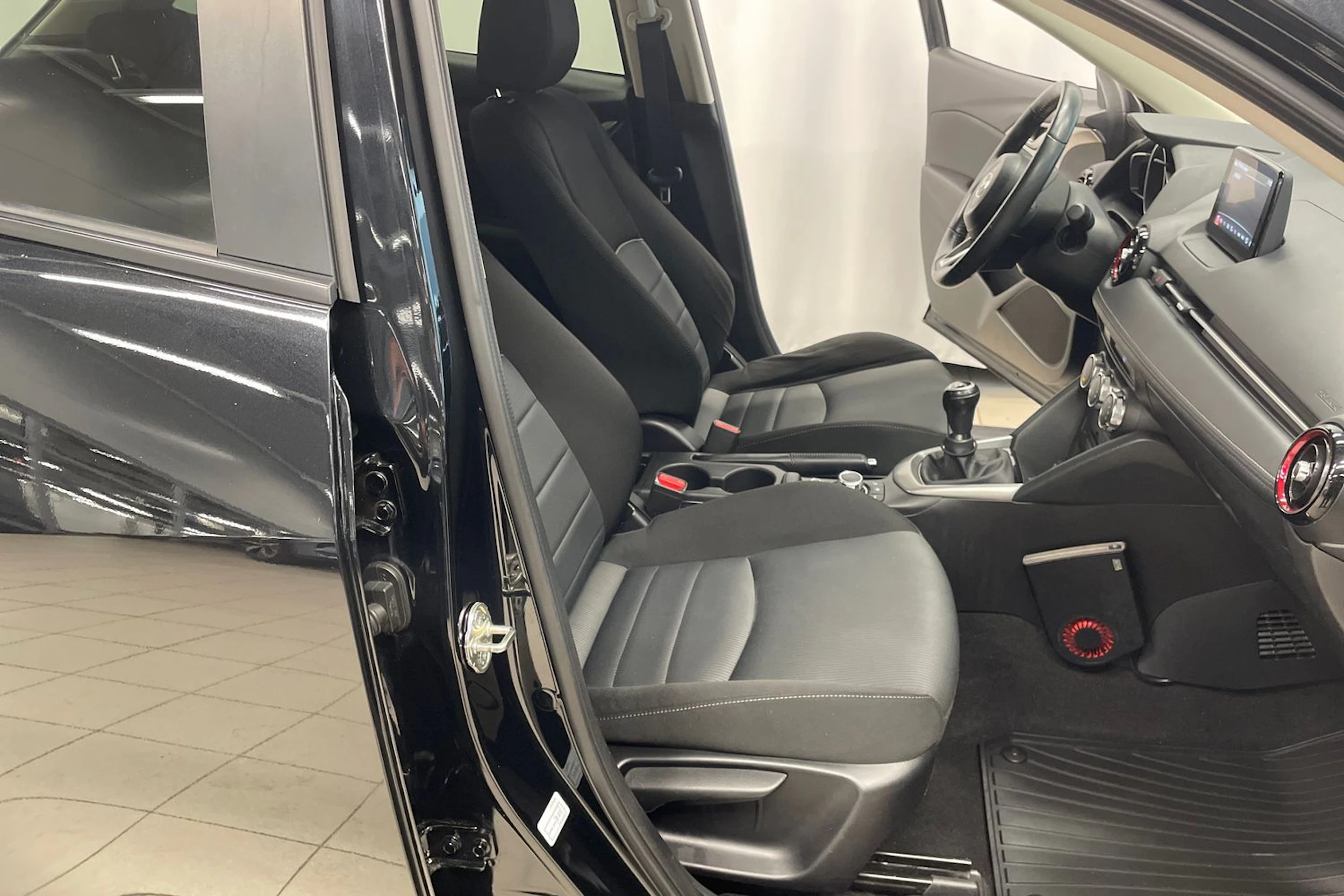 musta Mazda cx-3 2017 kuva 21.