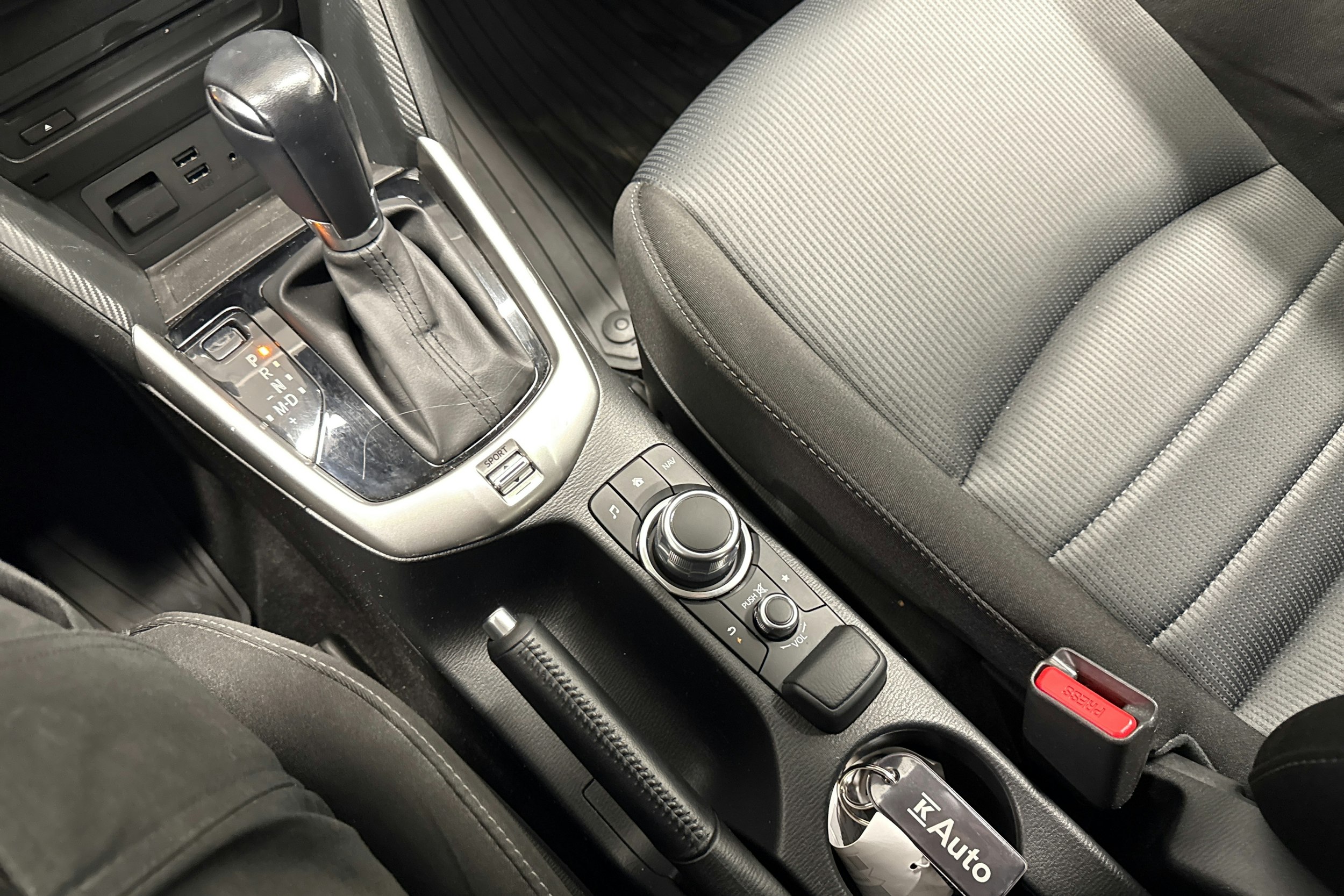 Harmaa Mazda cx-3 2018 kuva 15.