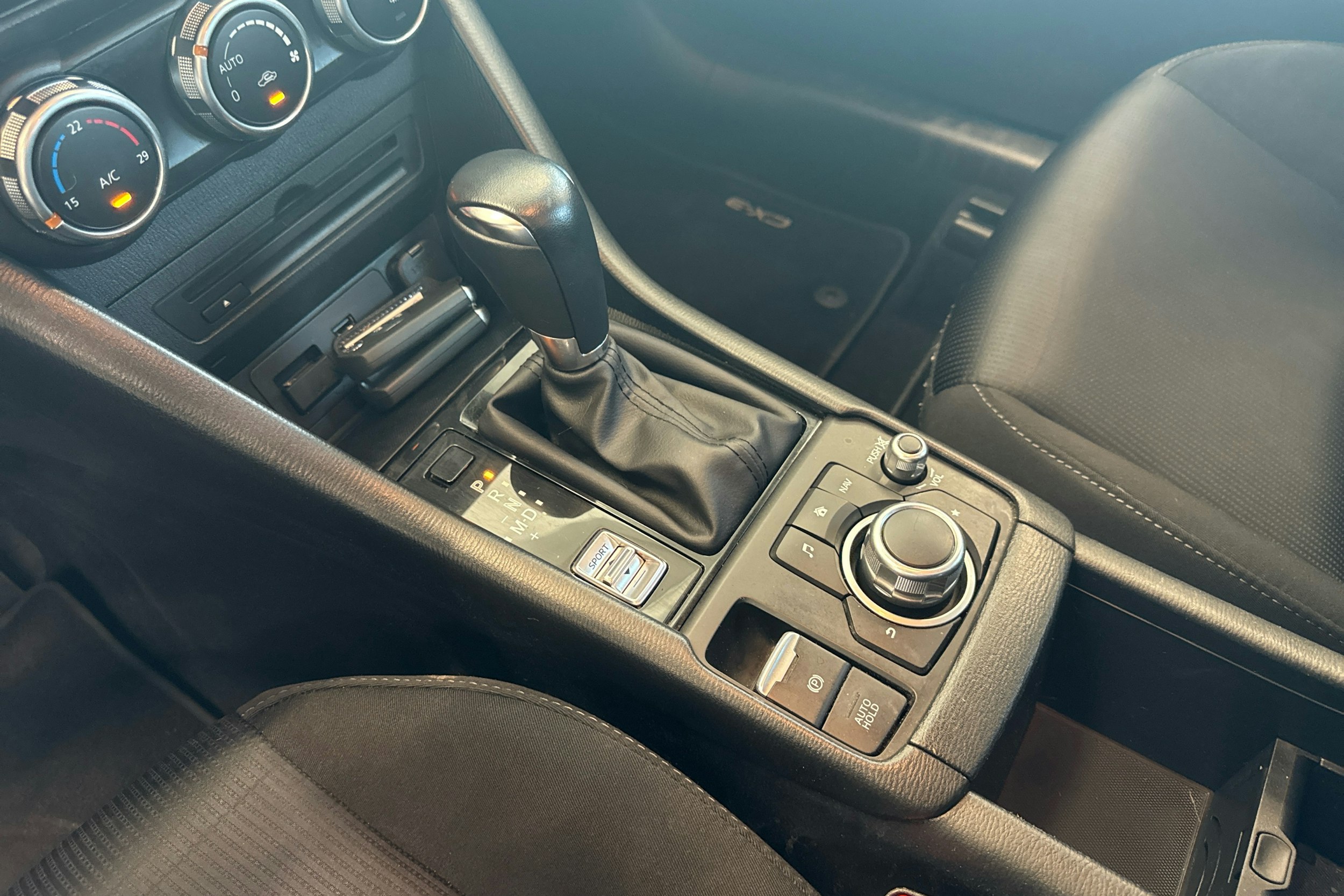 harmaa Mazda CX-3 2019 kuva 17.