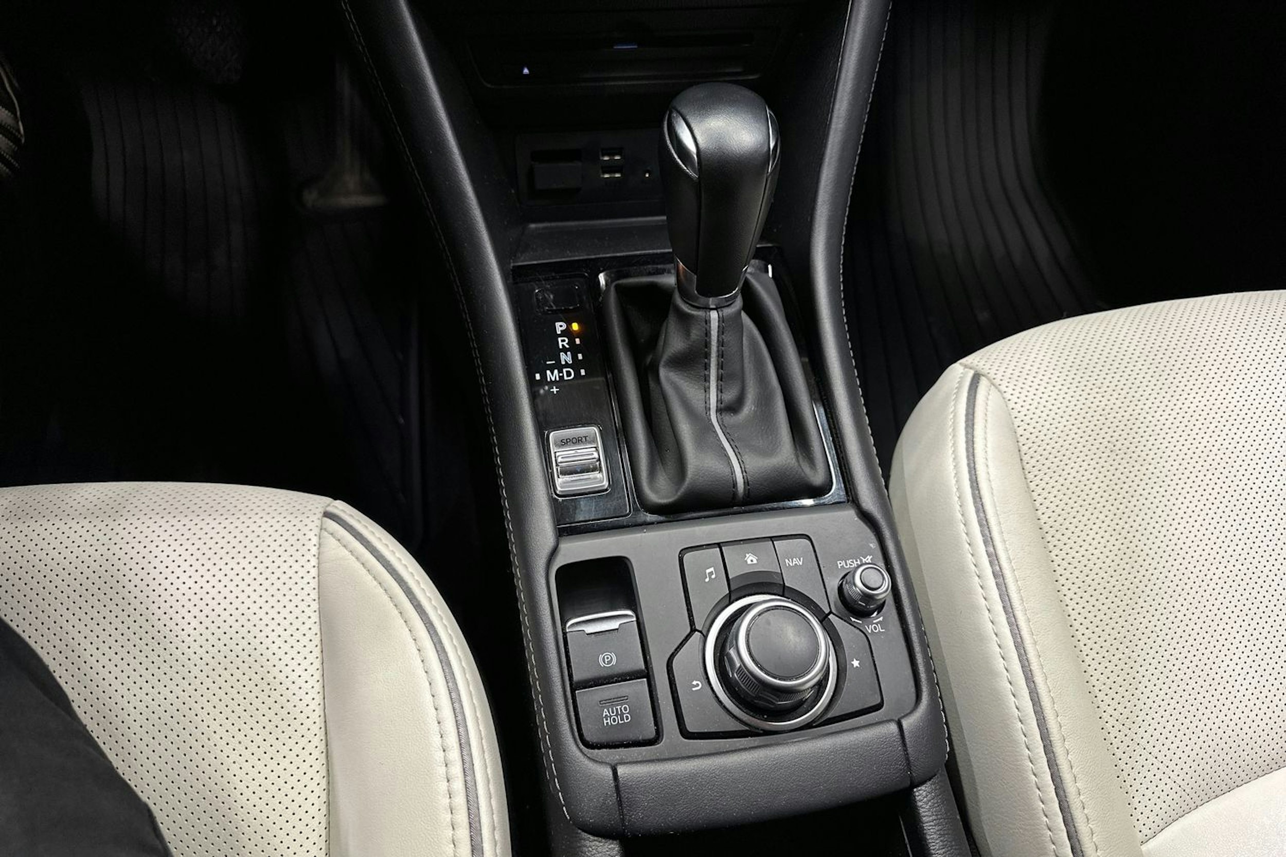 met. musta Mazda CX-3 2019 kuva 21.