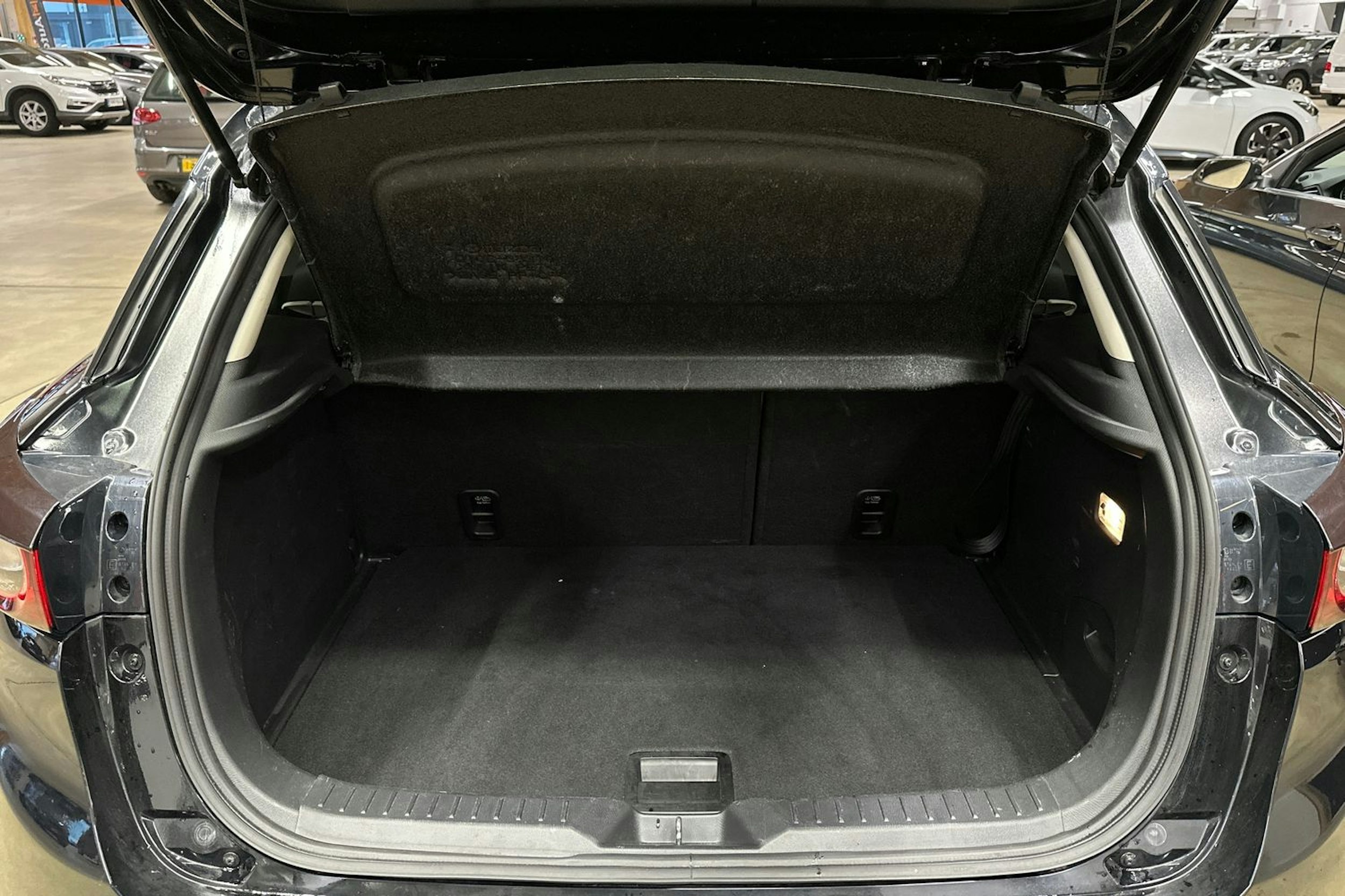 met. musta Mazda CX-3 2019 kuva 28.