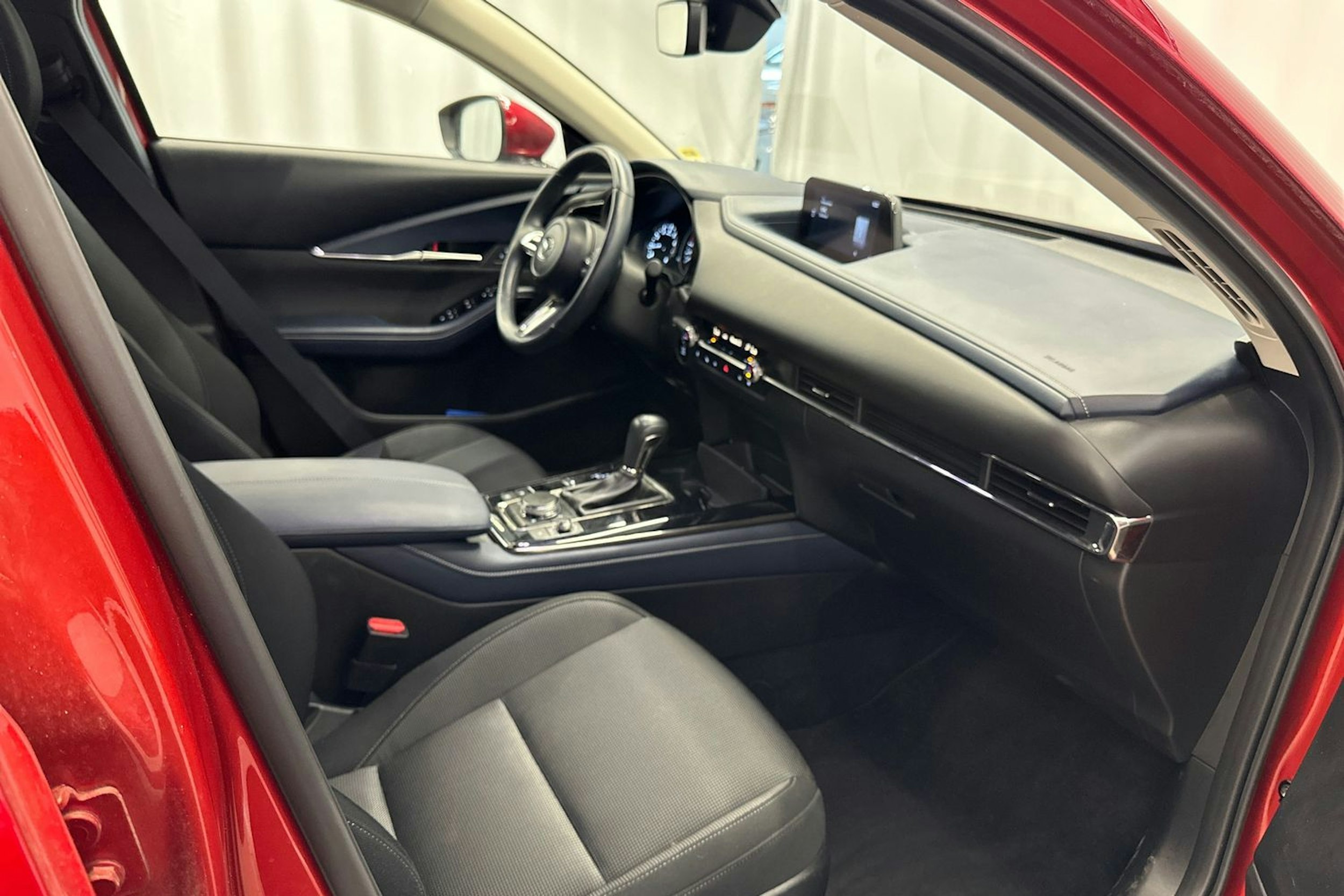 punainen Mazda CX-30 2020 kuva 10.