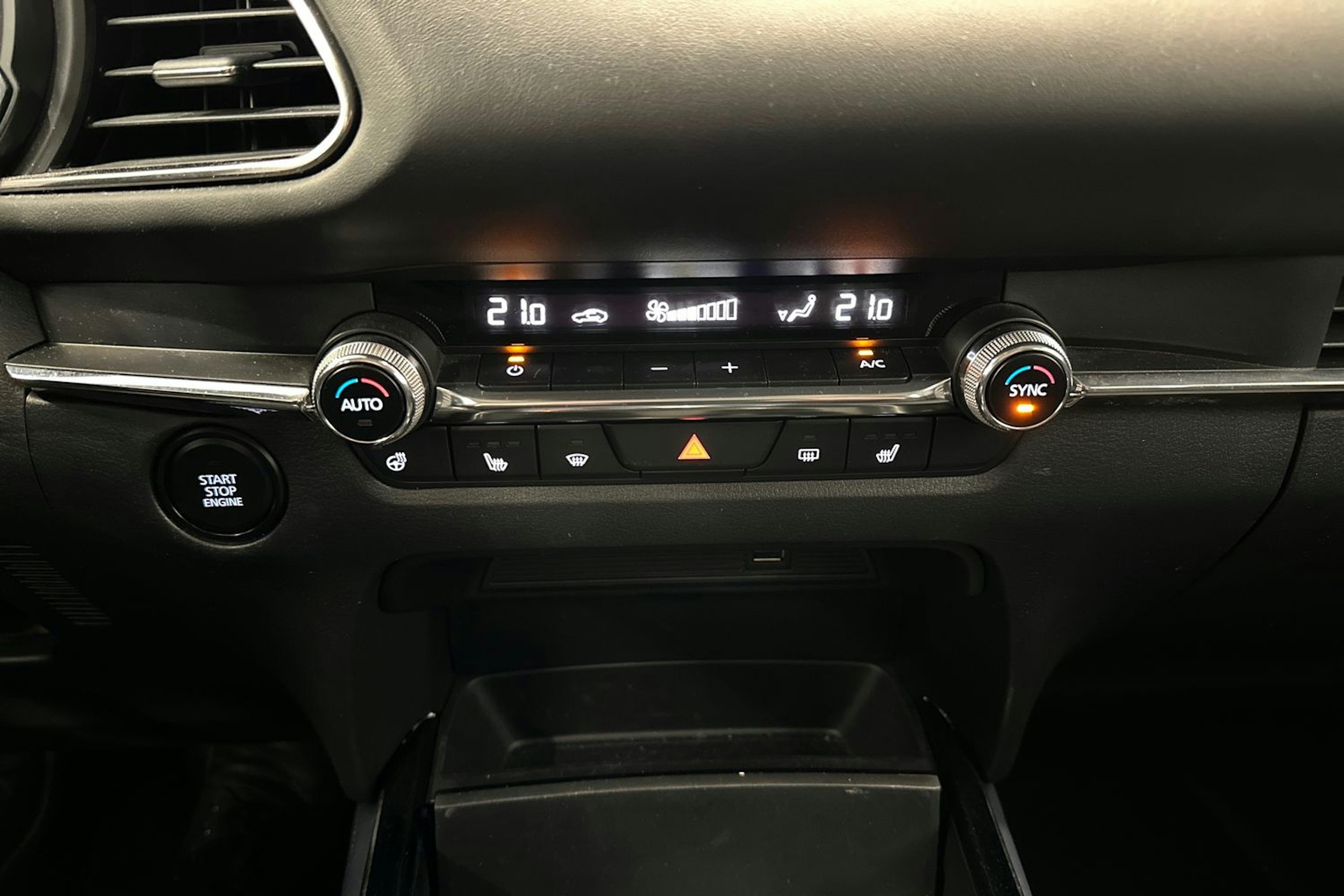 punainen Mazda CX-30 2020 kuva 17.