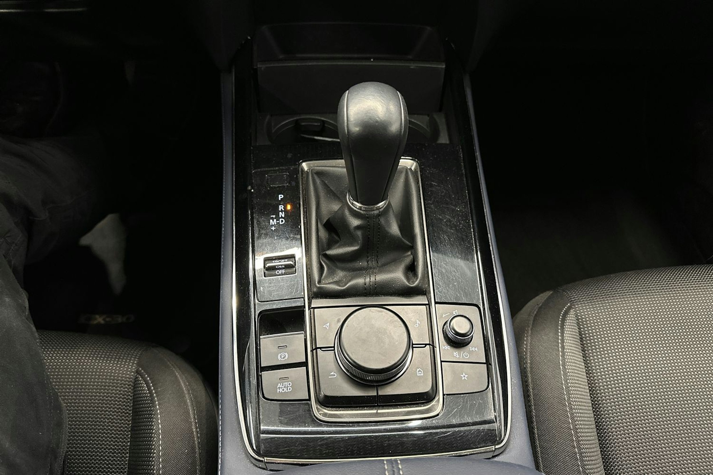 punainen Mazda CX-30 2020 kuva 18.