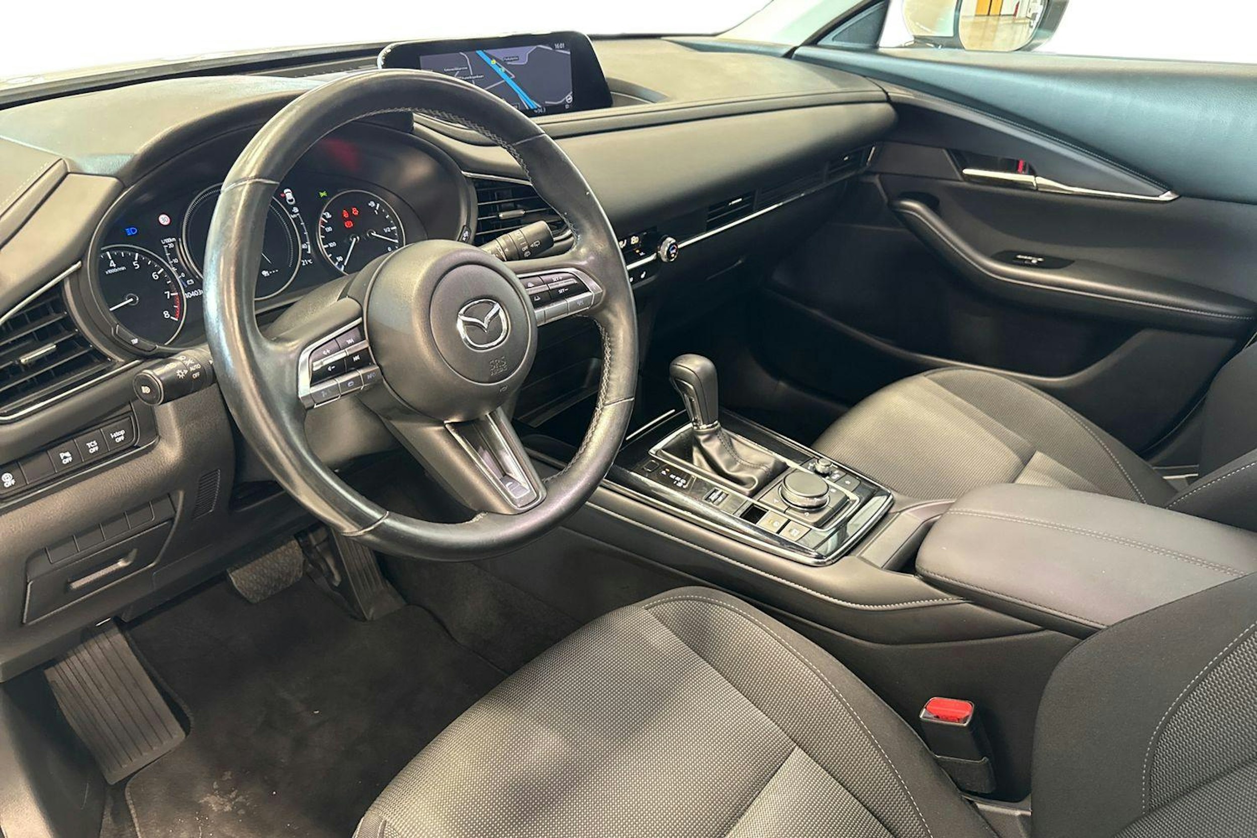 valkoinen Mazda CX-30 2021 kuva 6.