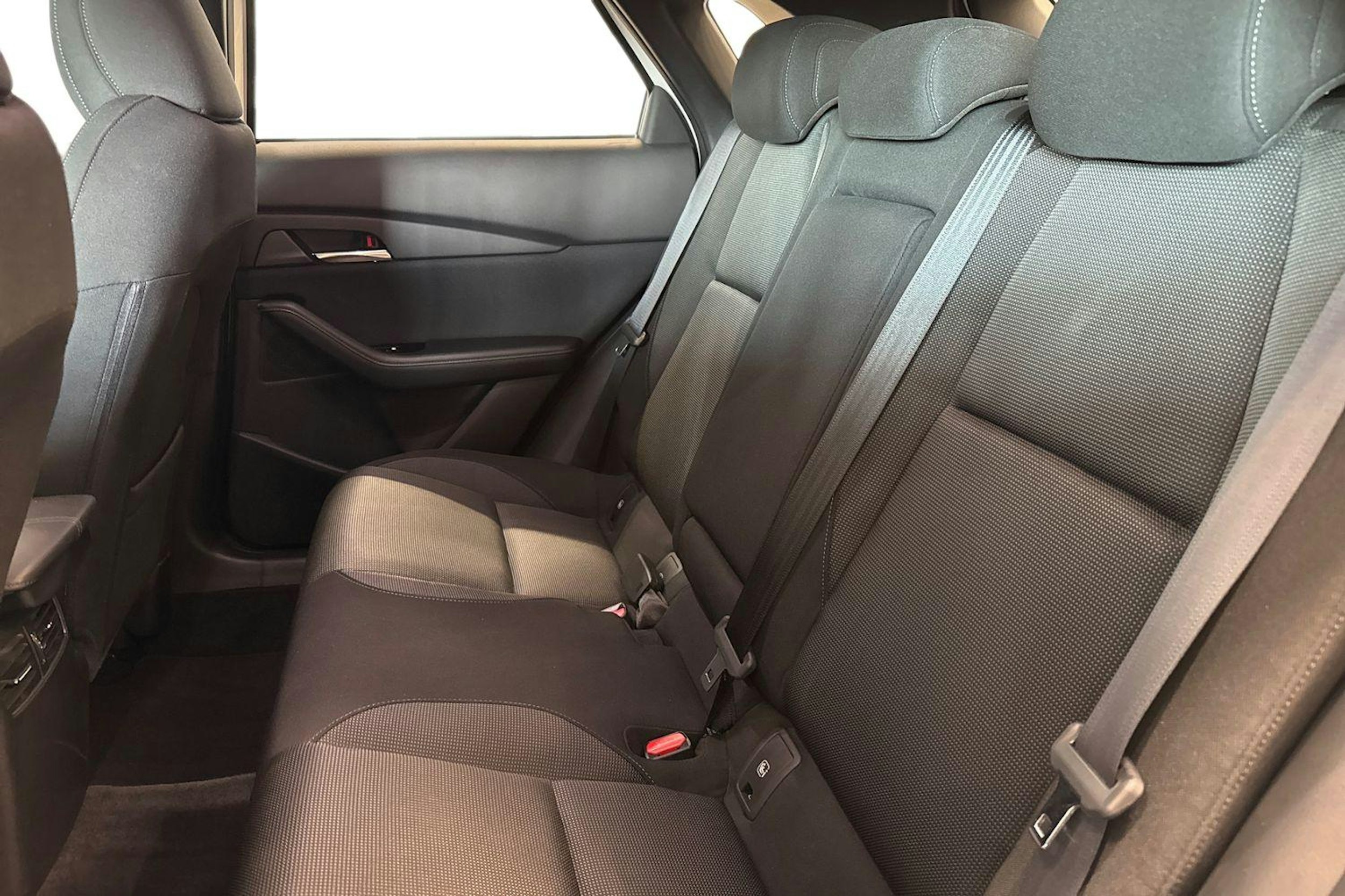 valkoinen Mazda CX-30 2021 kuva 8.