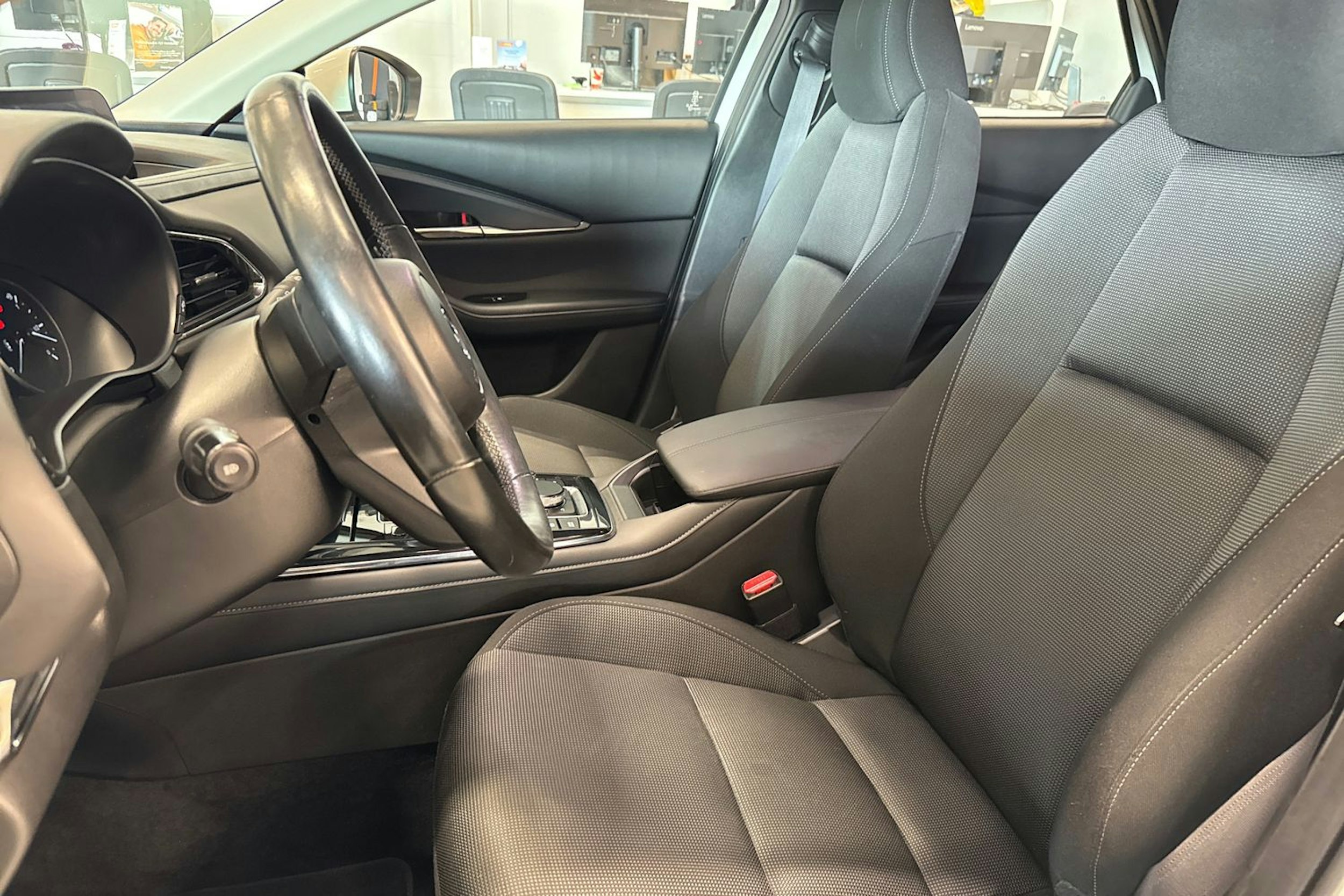 valkoinen Mazda CX-30 2021 kuva 11.