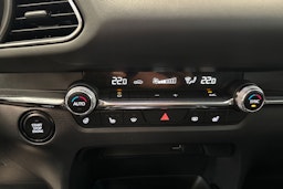 valkoinen Mazda CX-30 2021 kuva 17.