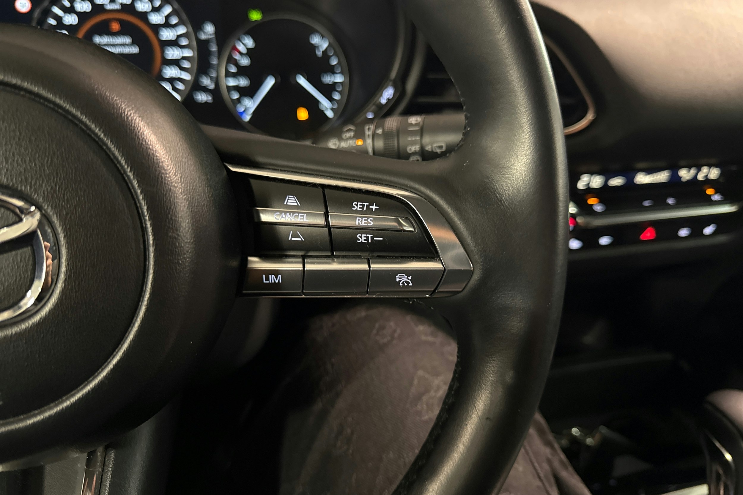 harmaa Mazda CX-30 2022 kuva 14.