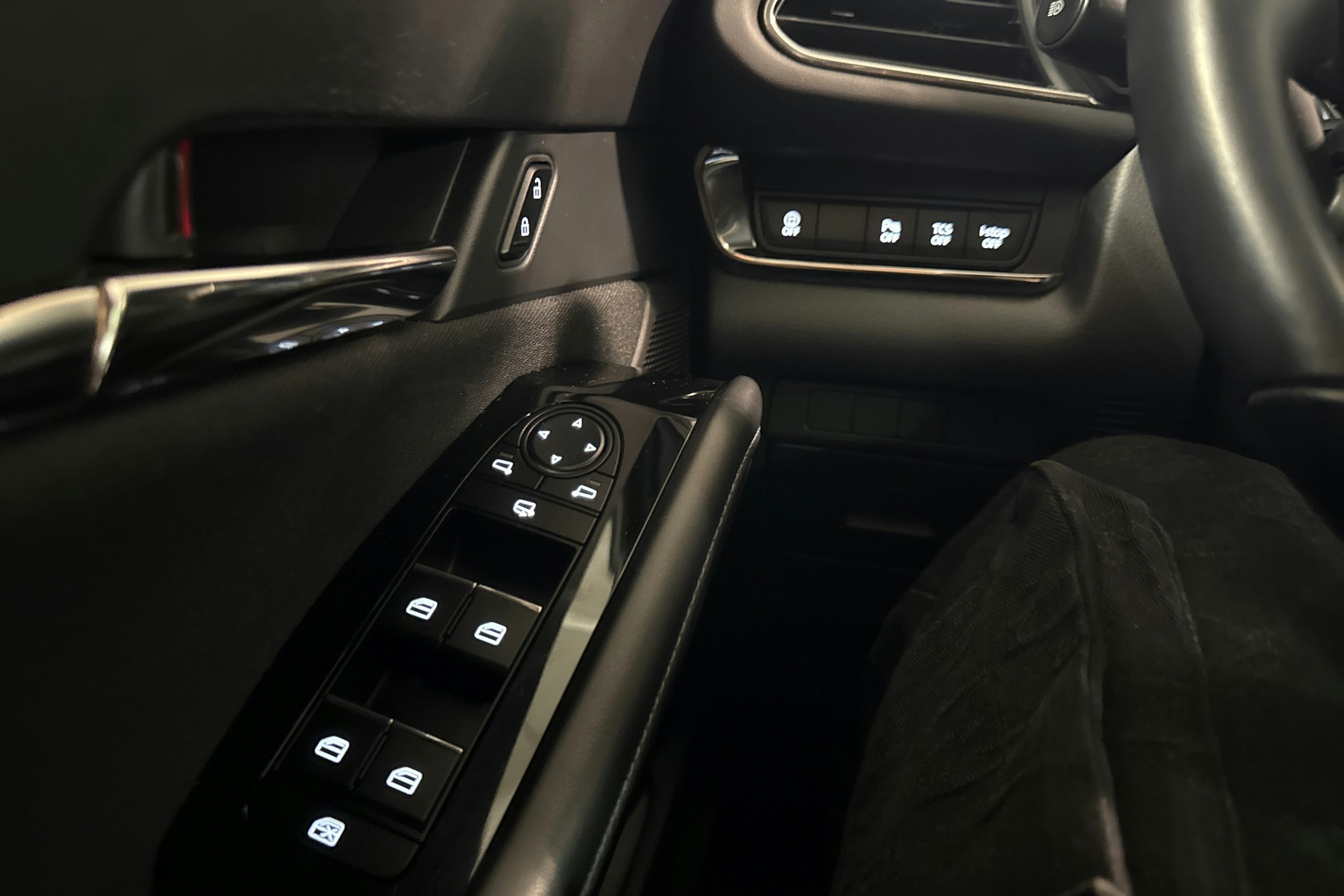 harmaa Mazda CX-30 2022 kuva 15.