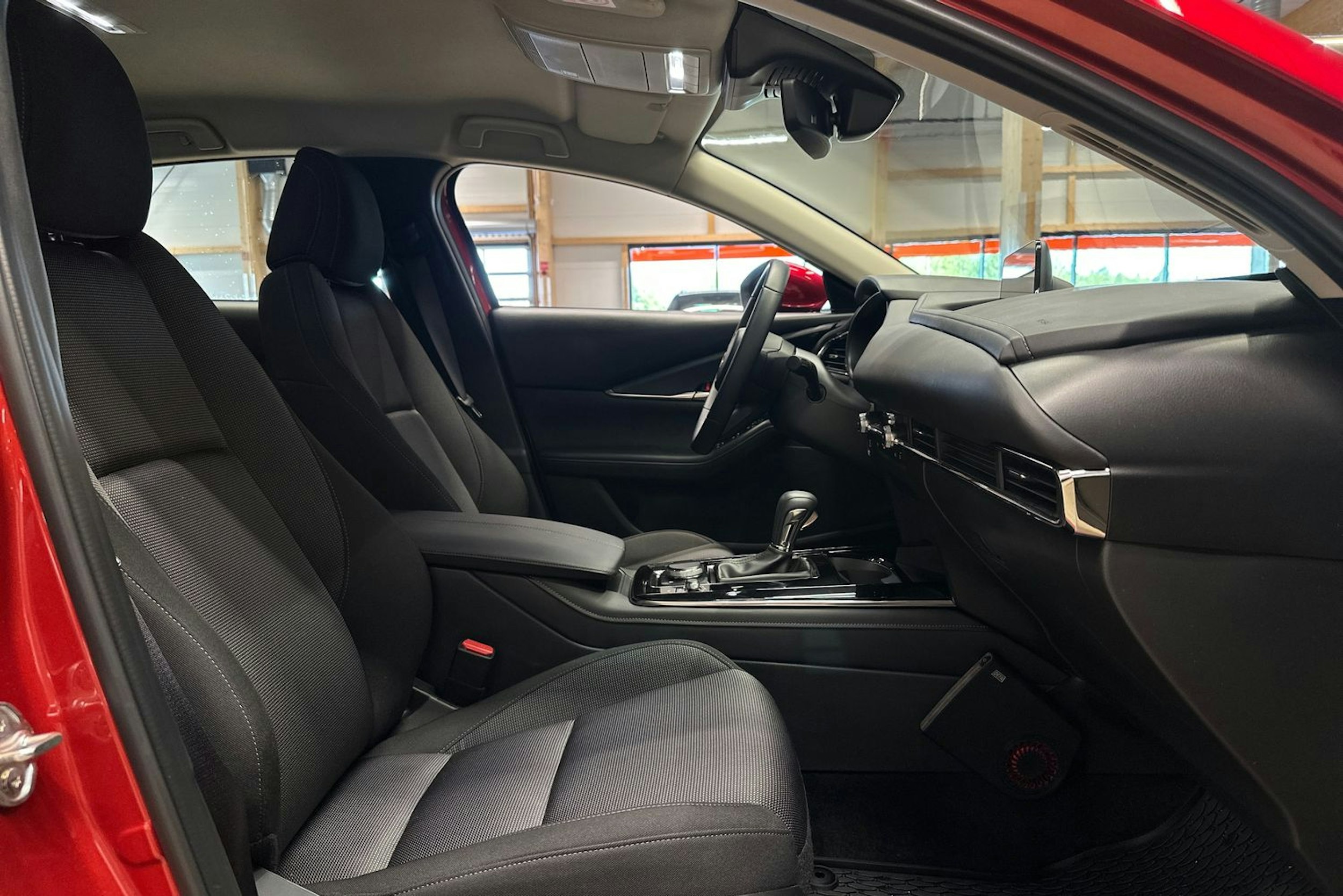 punainen Mazda CX-30 2024 kuva 15.