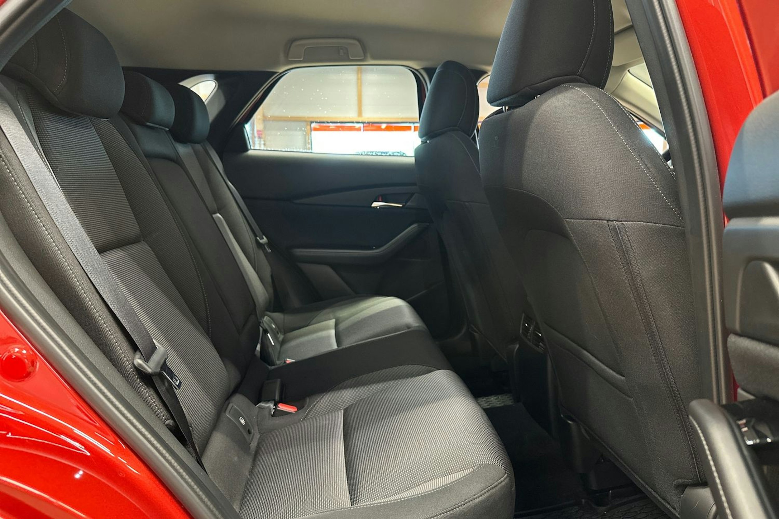 punainen Mazda CX-30 2024 kuva 16.