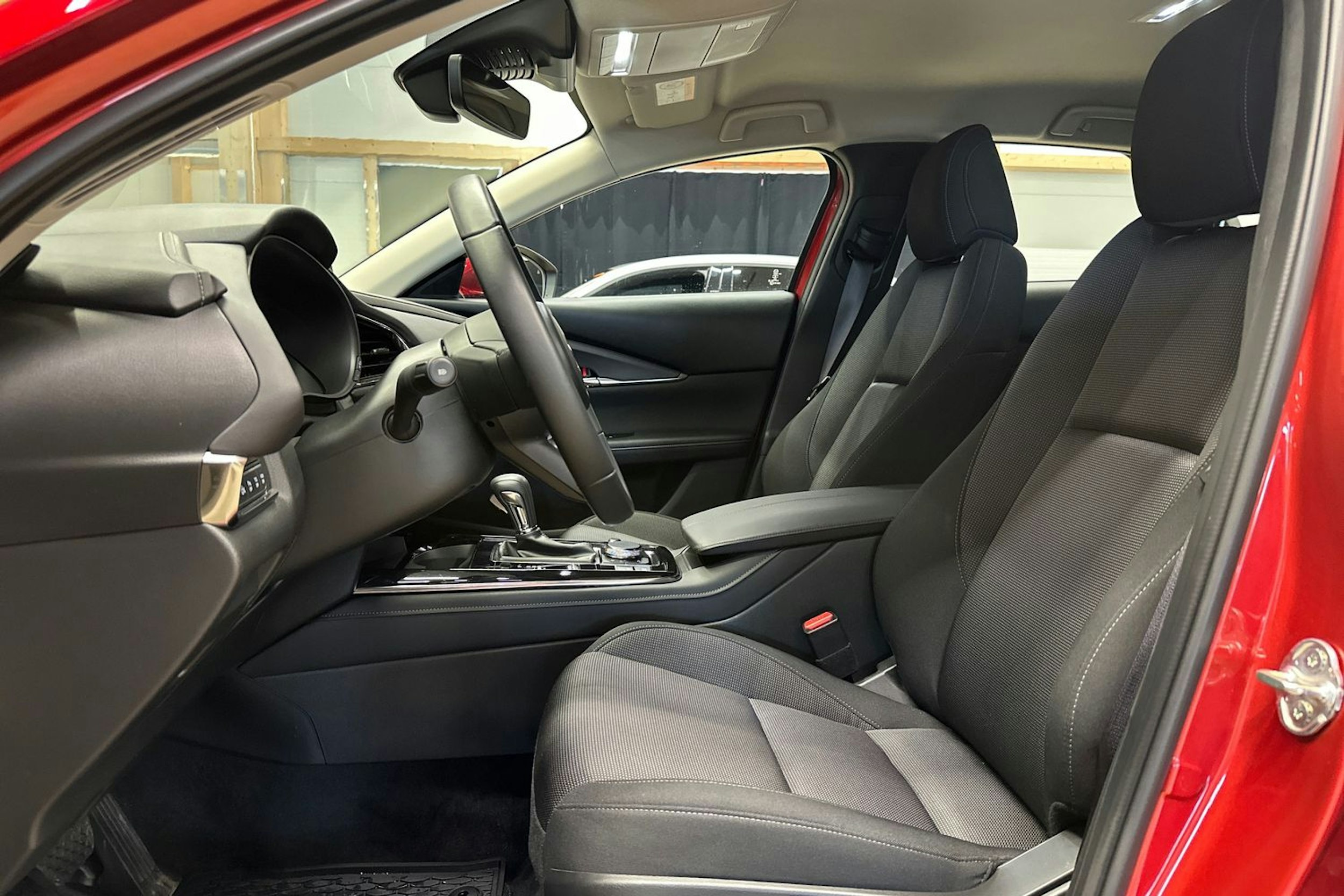 punainen Mazda CX-30 2024 kuva 17.