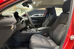 punainen Mazda CX-30 2024 kuva 17.