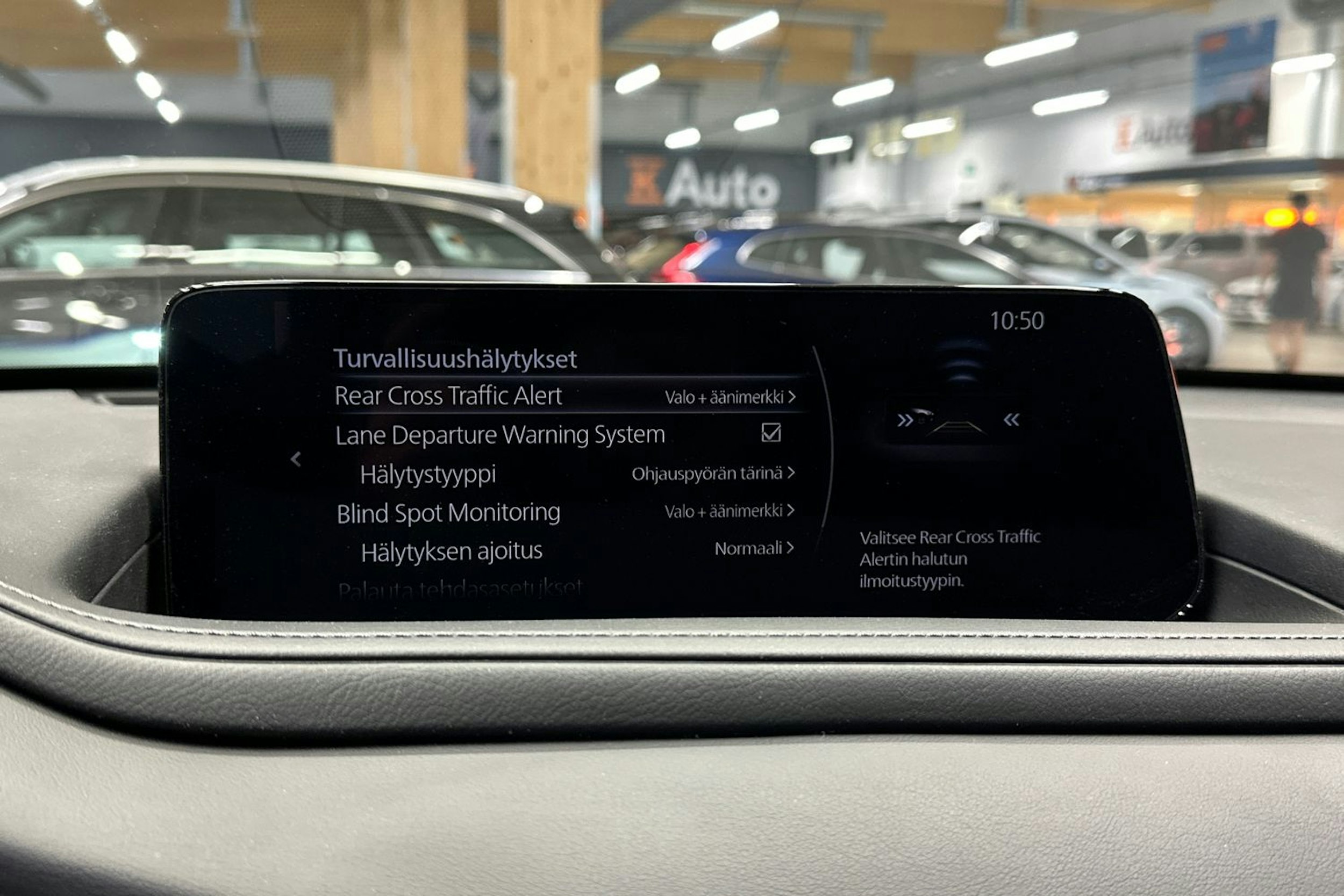 punainen Mazda CX-30 2024 kuva 22.