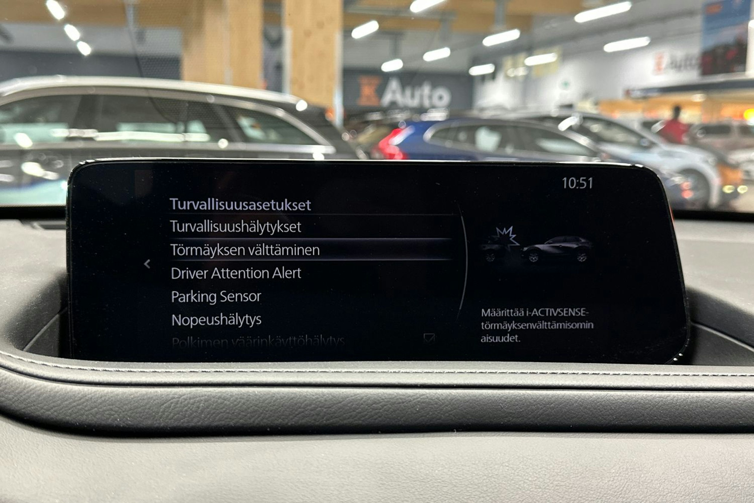 punainen Mazda CX-30 2024 kuva 23.