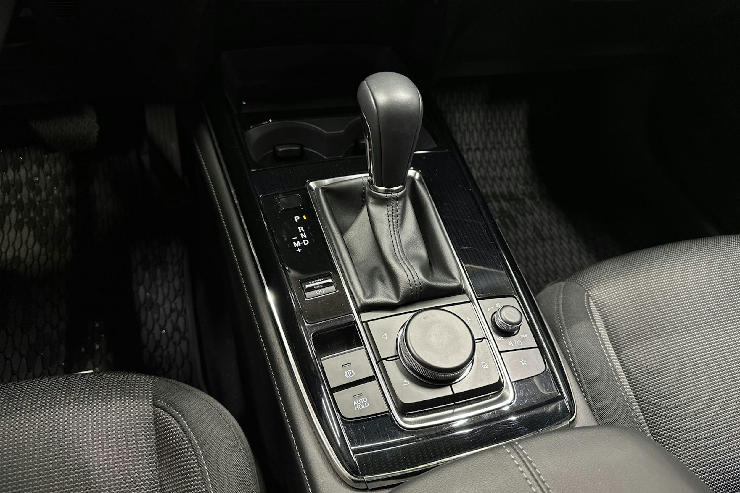 punainen Mazda CX-30 2024 kuva 26.