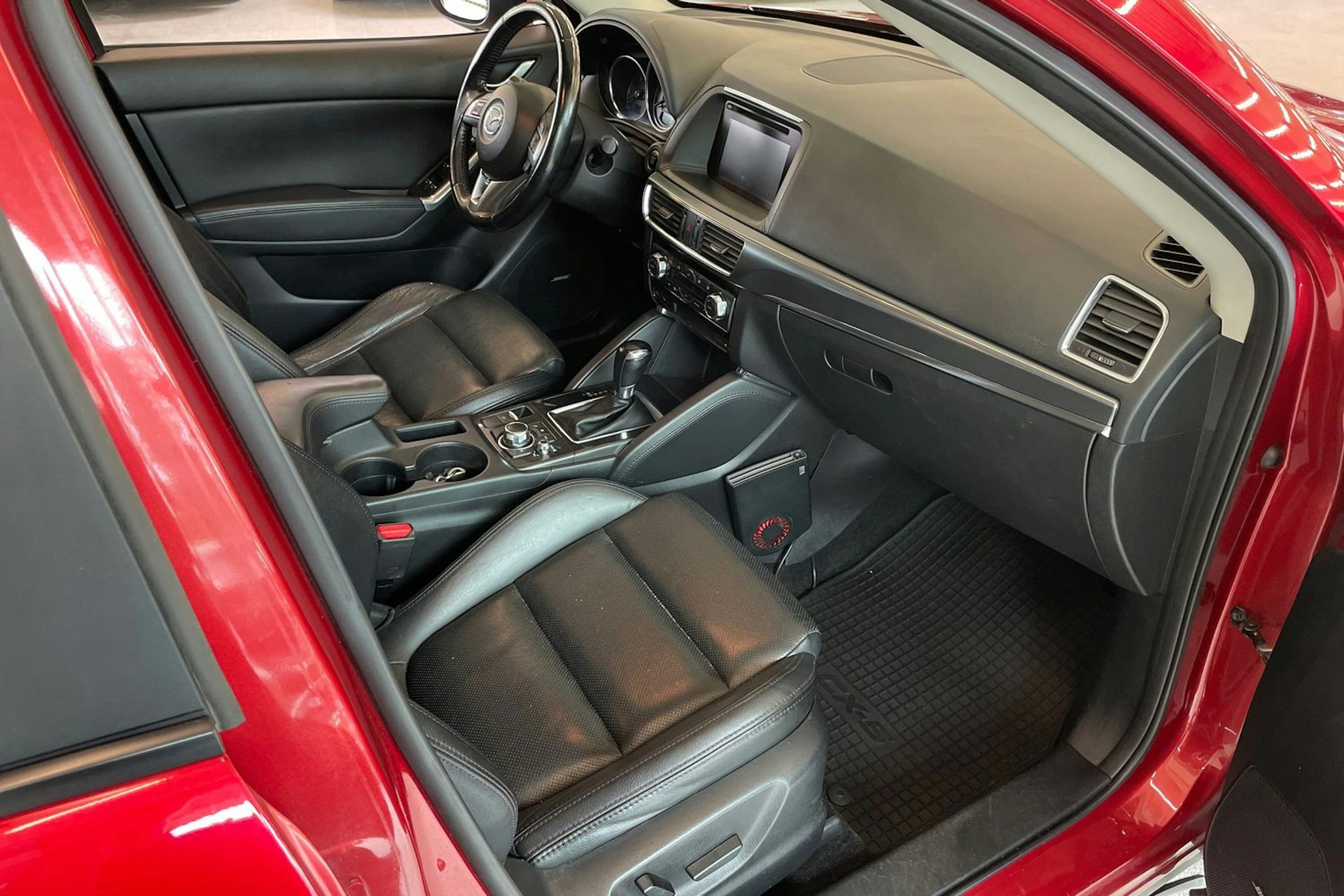 Punainen Mazda cx-5 2015 kuva 26.