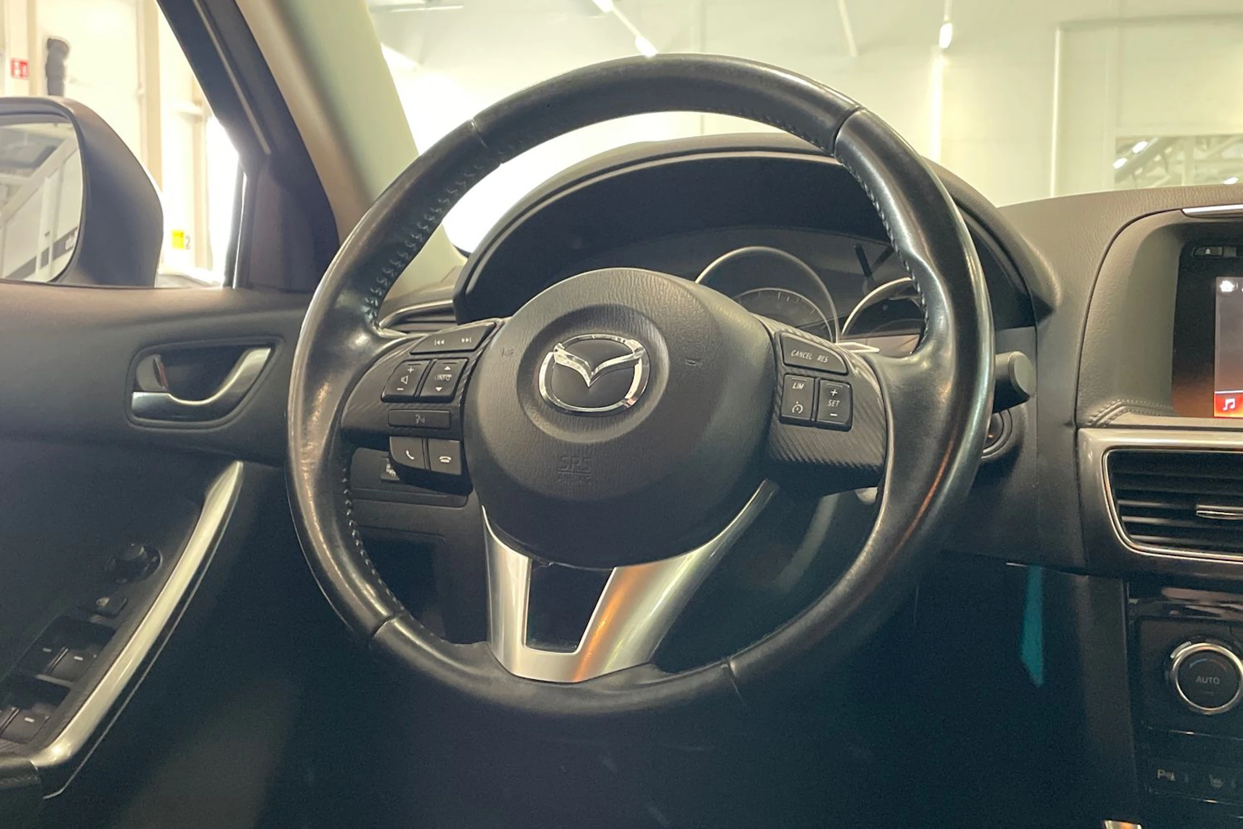 valkoinen Mazda CX-5 2016 kuva 12.