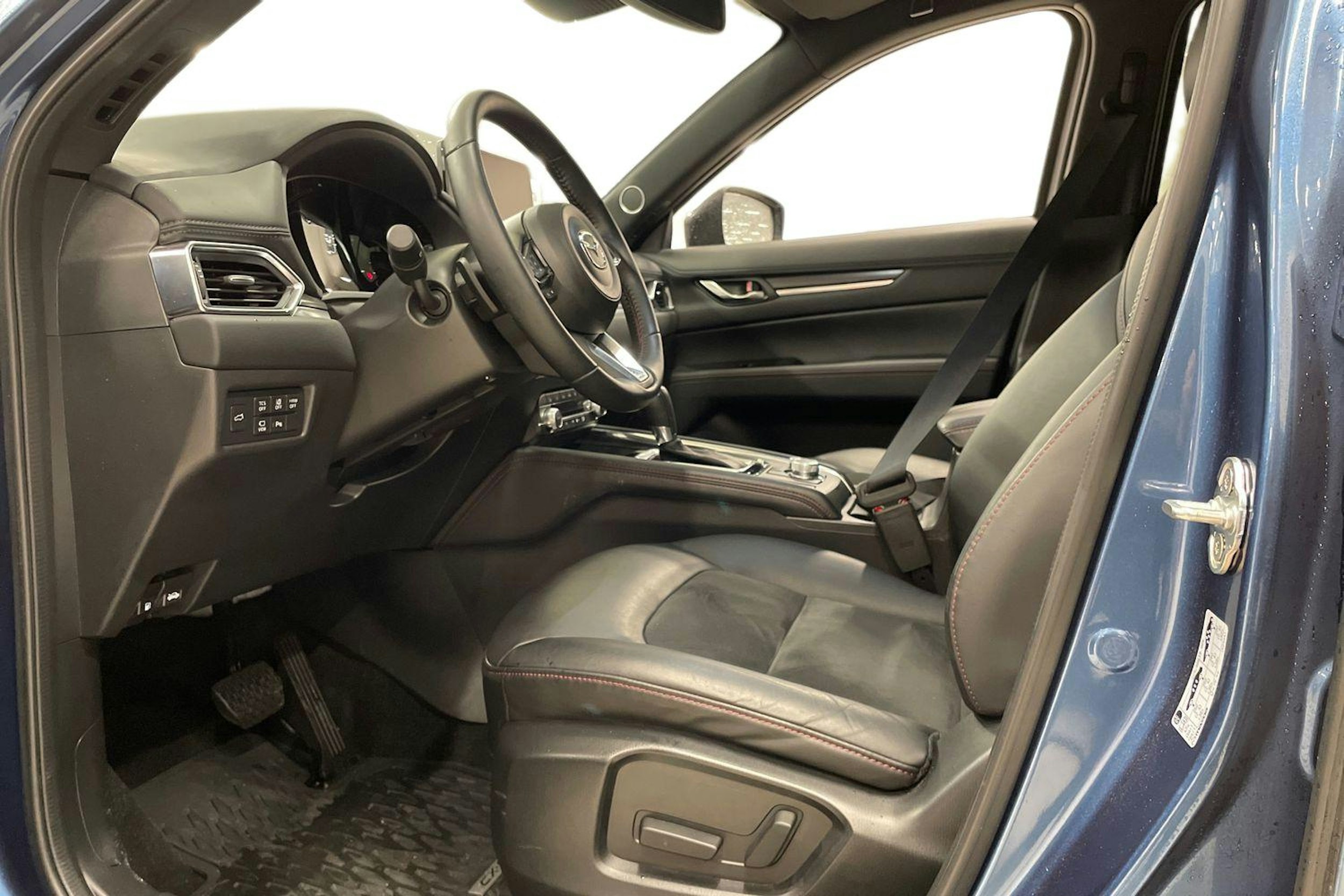 Sininen Mazda cx-5 2023 kuva 3.