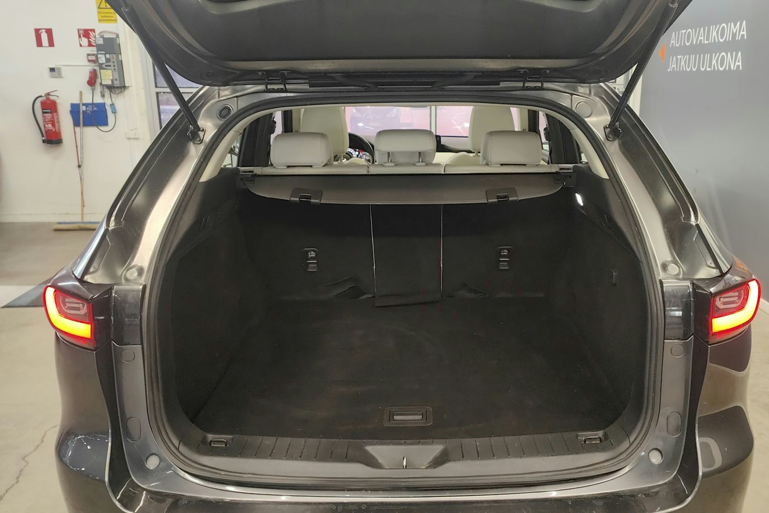 Harmaa Mazda CX-60 2022 kuva 30.