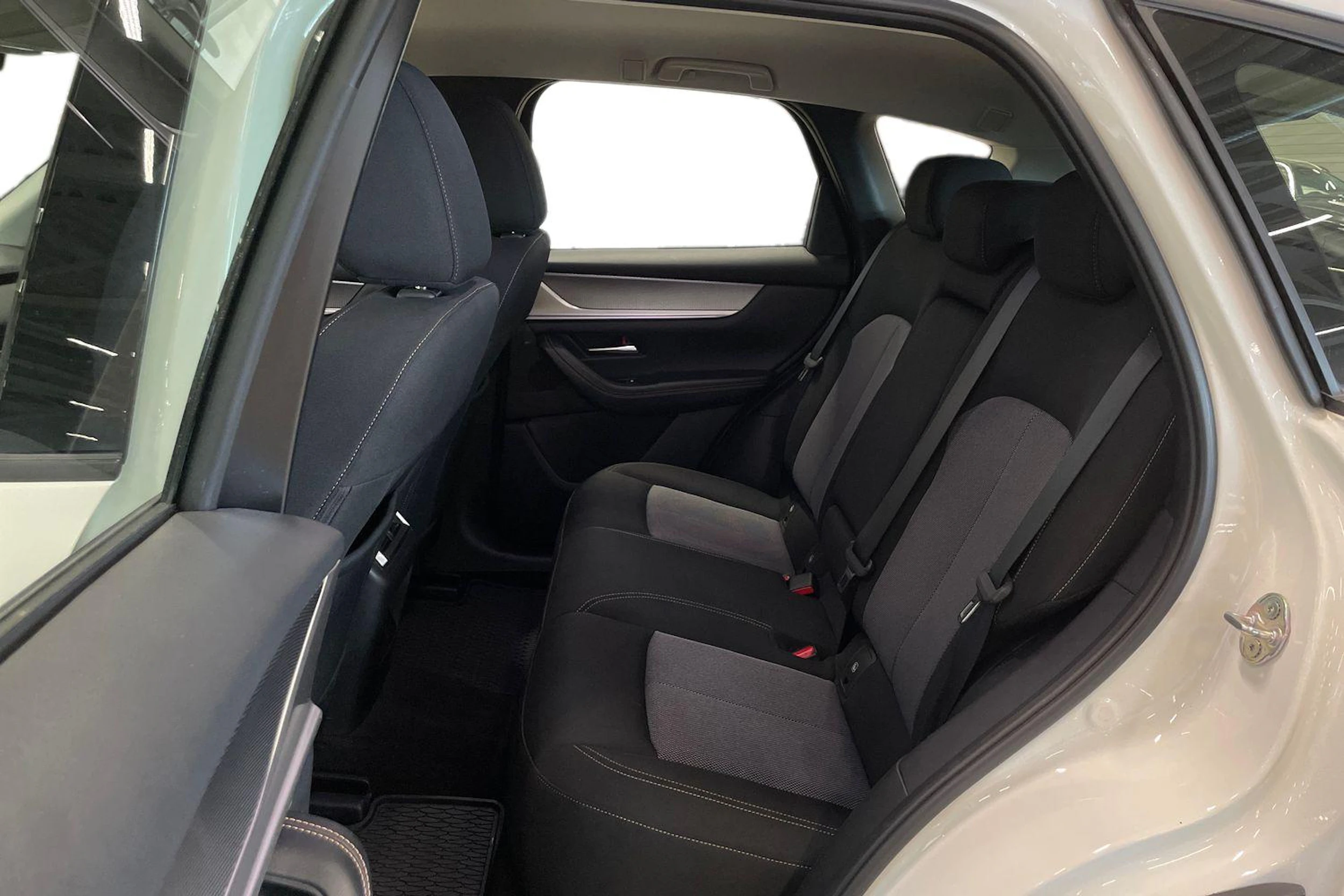 valkoinen Mazda CX-60 2023 kuva 8.