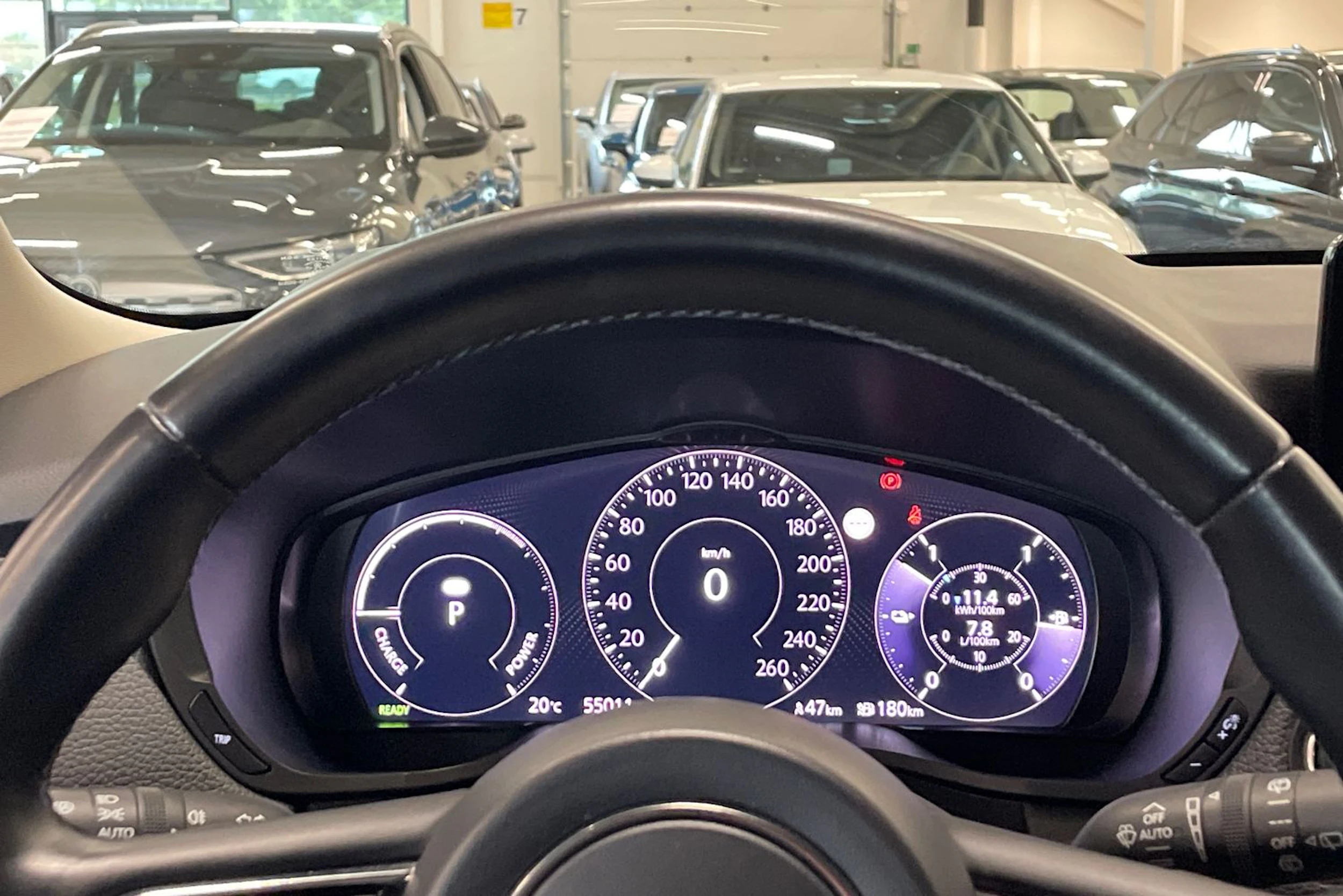 valkoinen Mazda CX-60 2023 kuva 12.