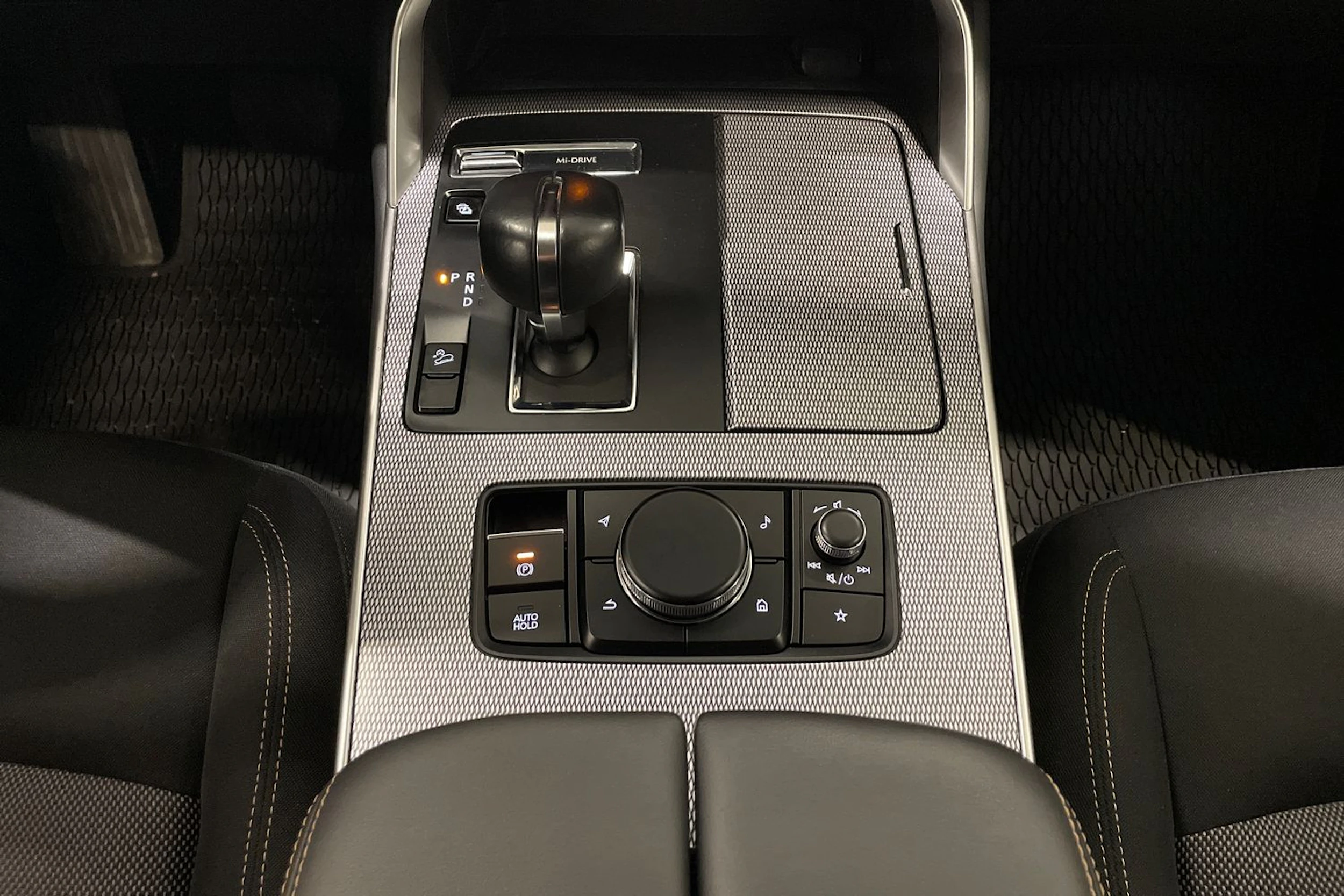valkoinen Mazda CX-60 2023 kuva 26.