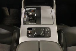 valkoinen Mazda CX-60 2023 kuva 26.
