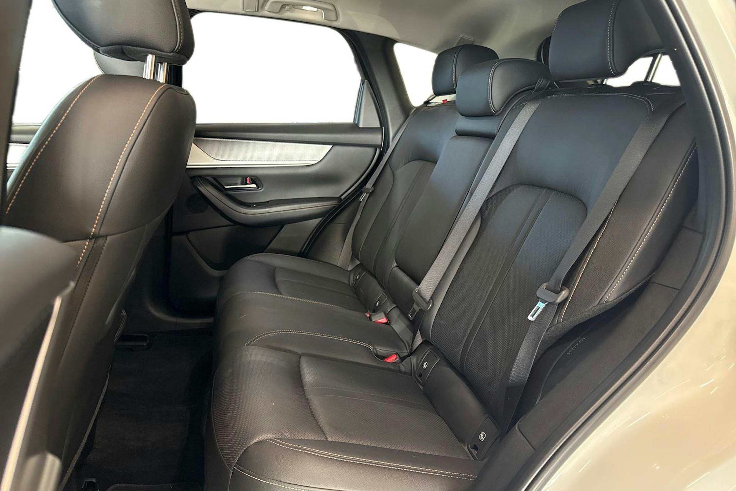 valkoinen Mazda CX-60 2023 kuva 10.
