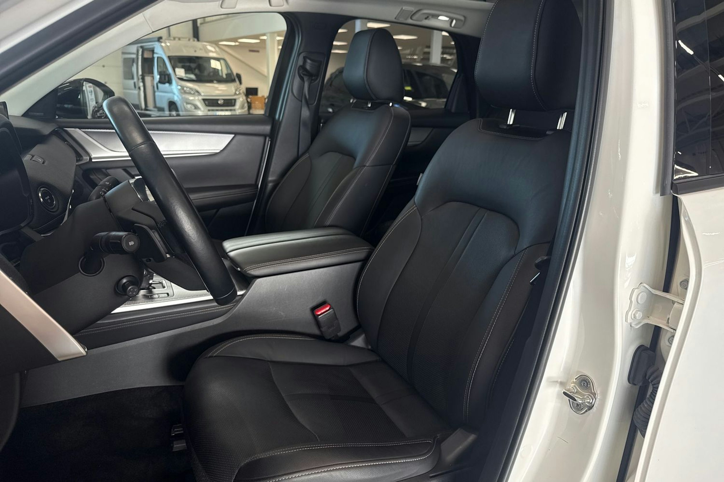 valkoinen Mazda CX-60 2023 kuva 26.