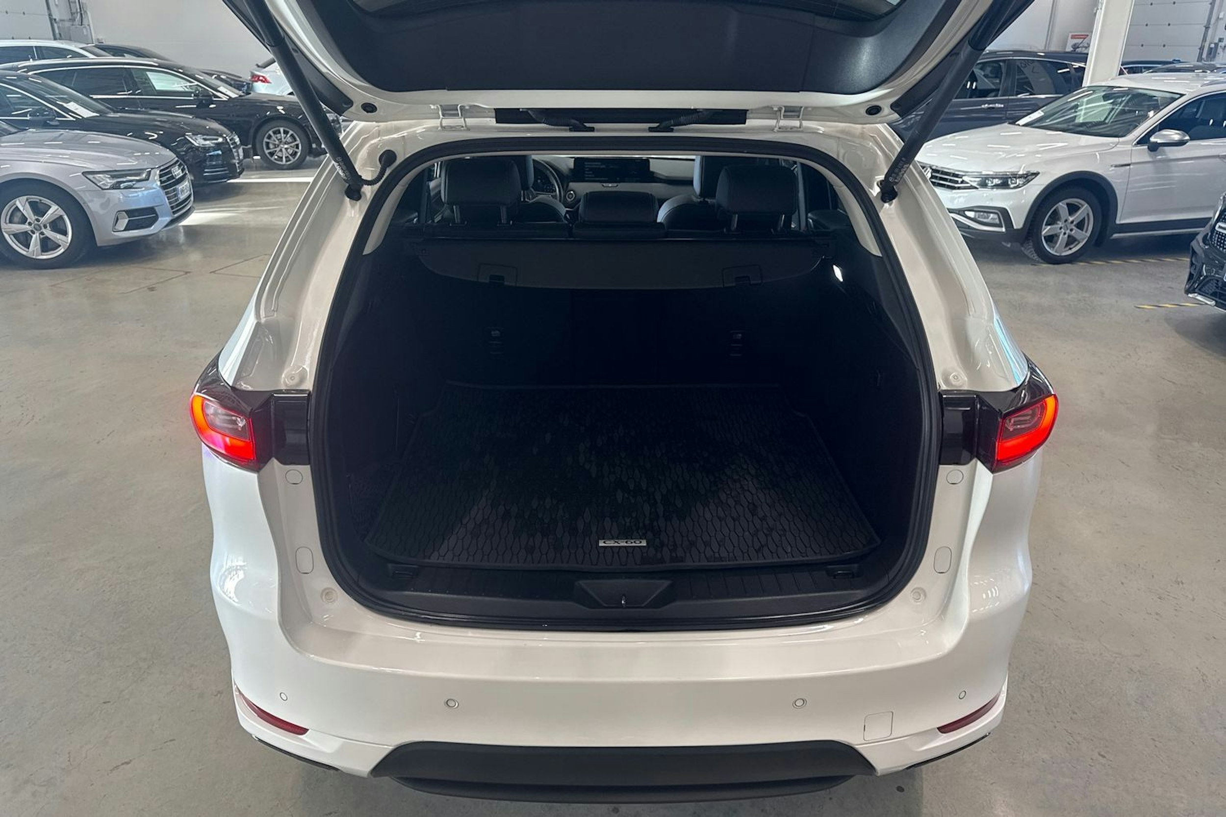 valkoinen Mazda CX-60 2023 kuva 28.