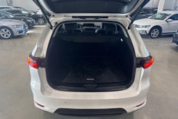 valkoinen Mazda CX-60 2023 kuva 28.