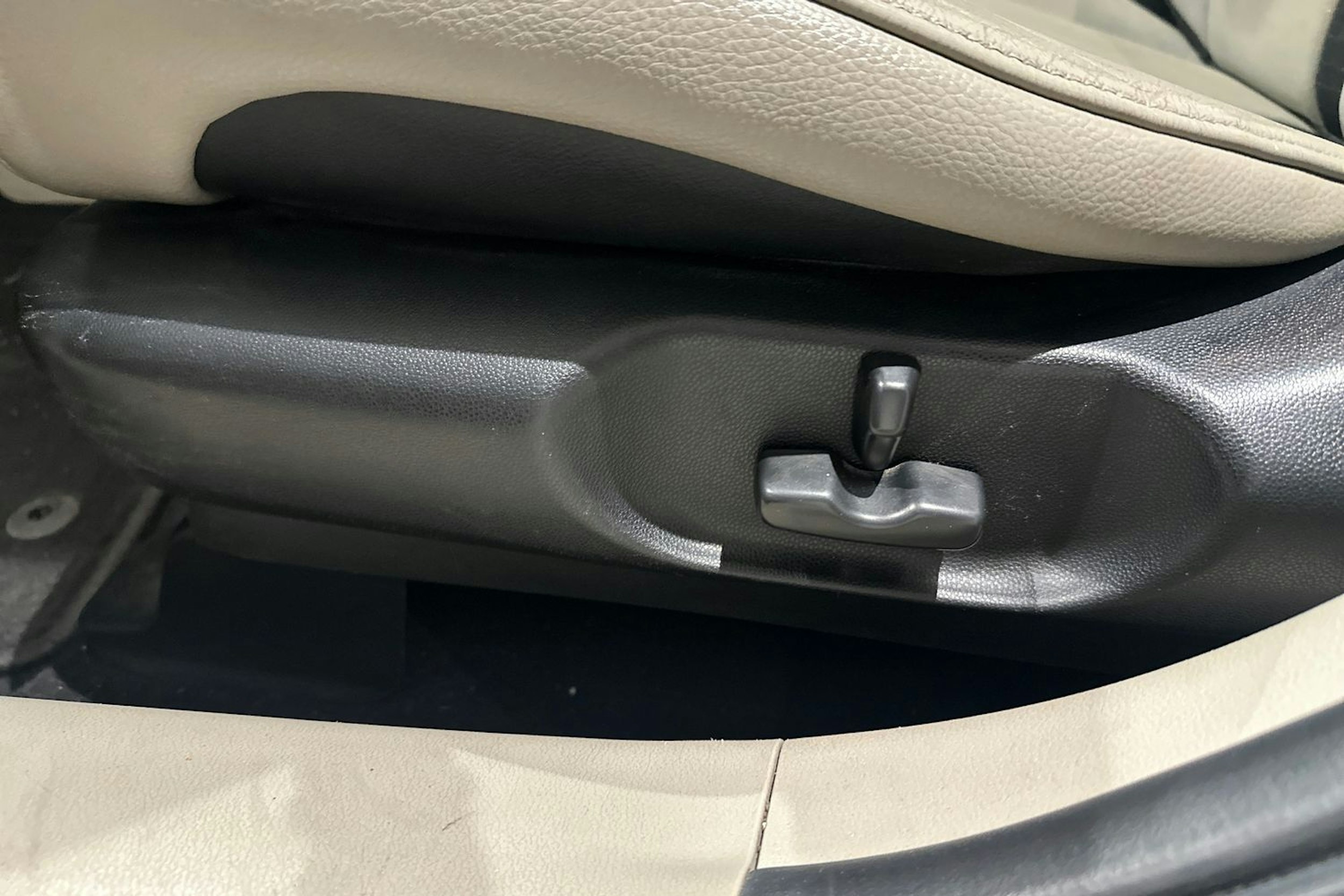 musta Mazda CX-7 2008 kuva 17.