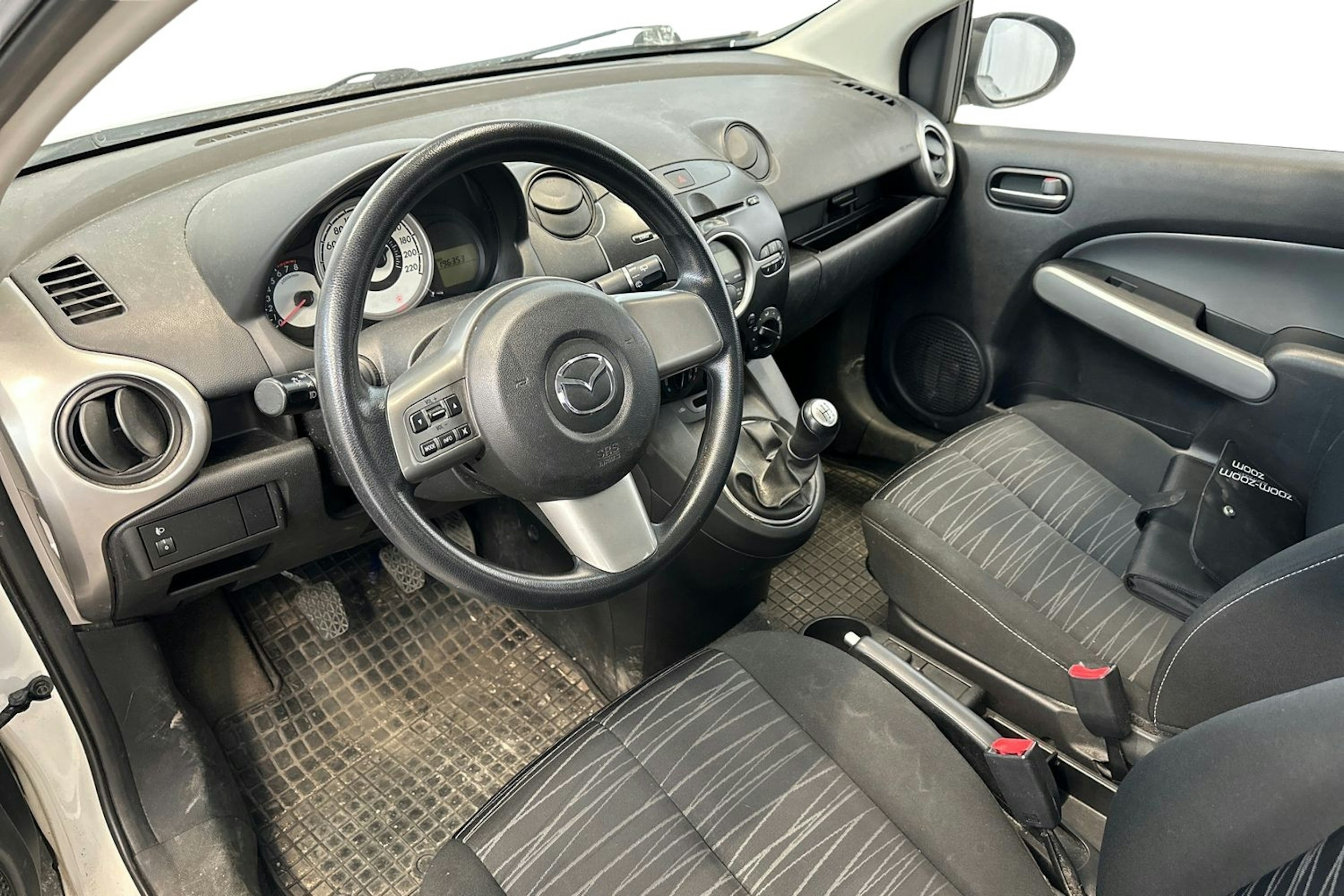 valkoinen Mazda 2 2010 kuva 3.