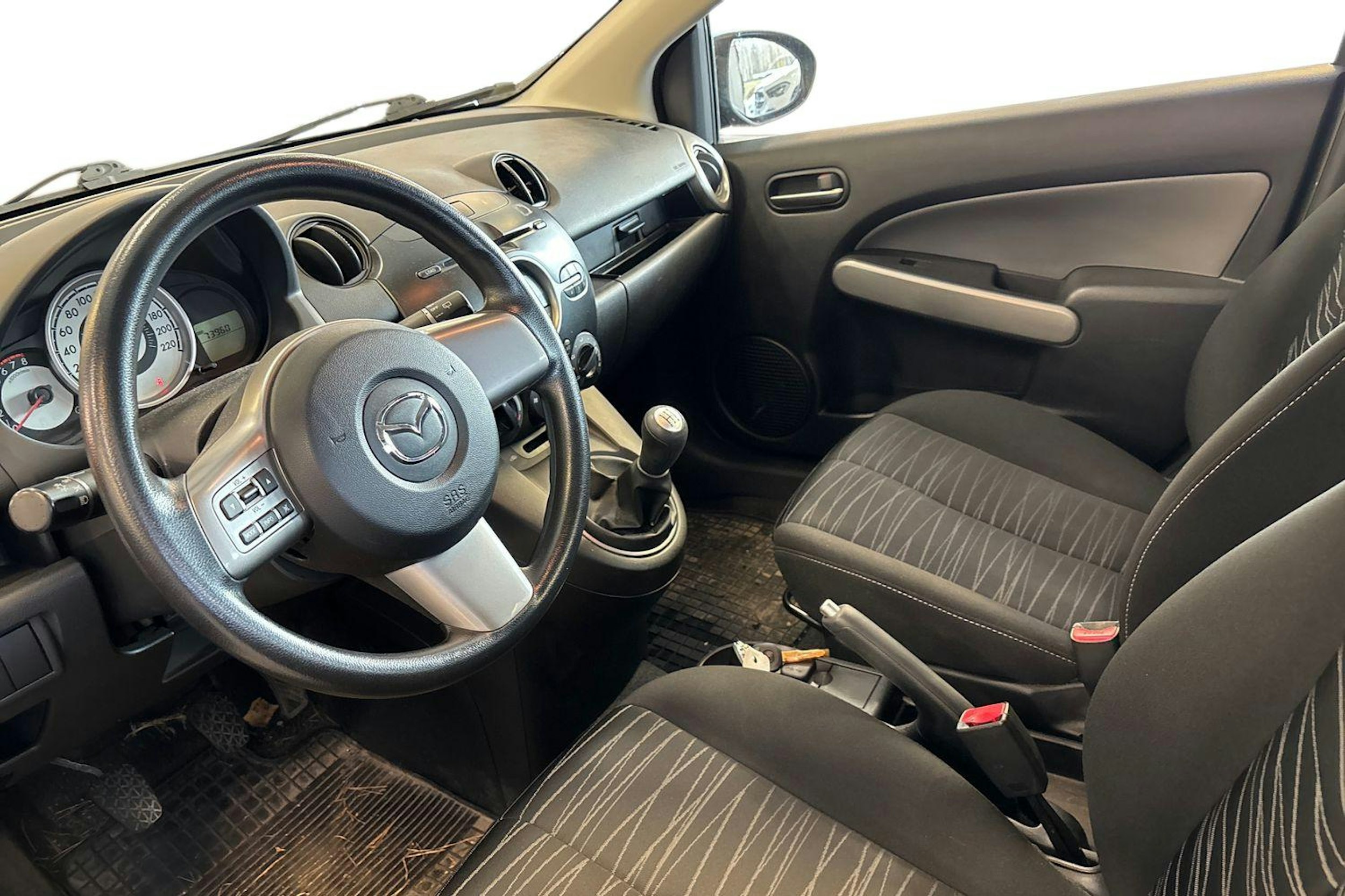 musta Mazda 2 2011 kuva 3.