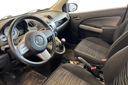 musta Mazda 2 2011 kuva 3.