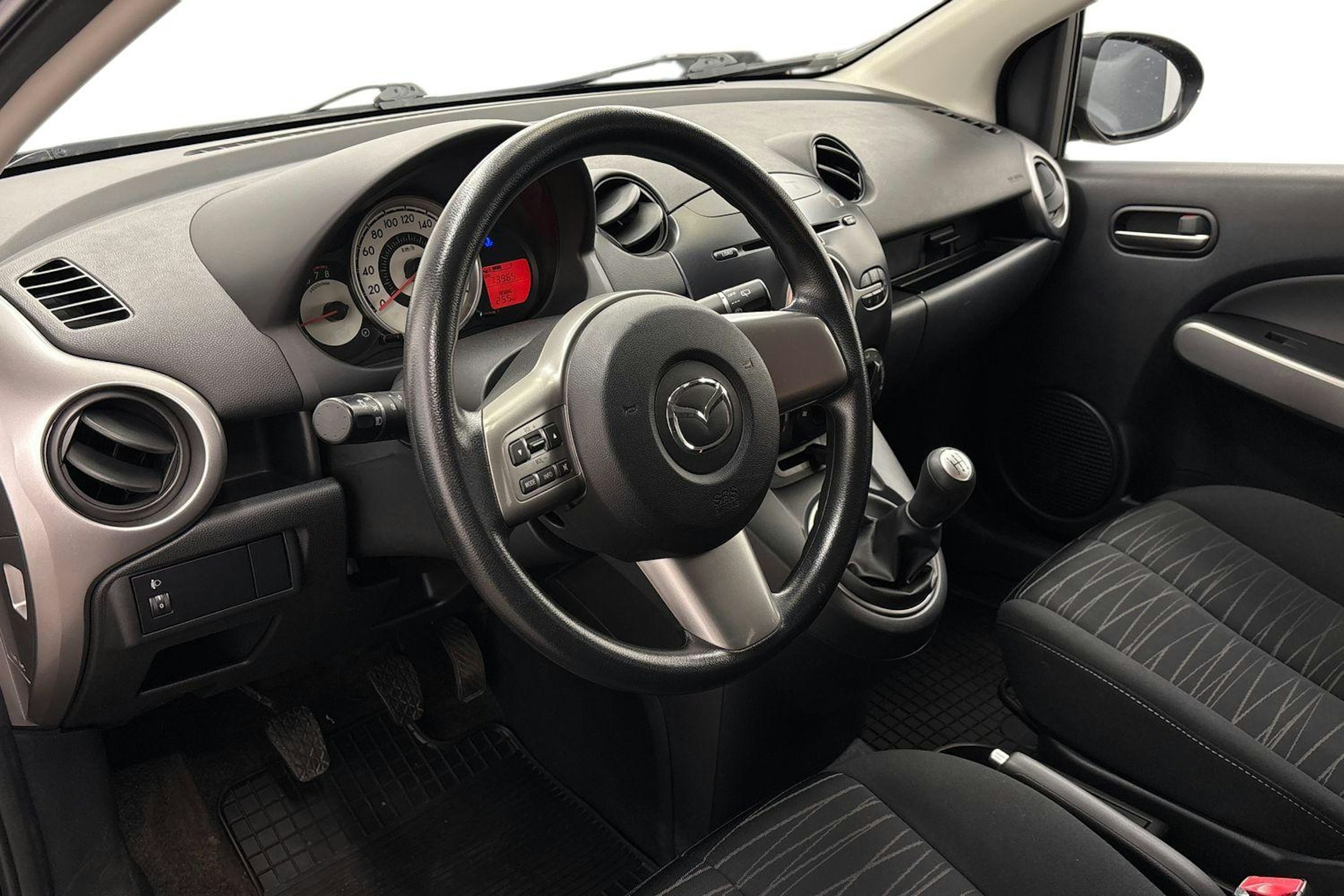 musta Mazda 2 2011 kuva 7.