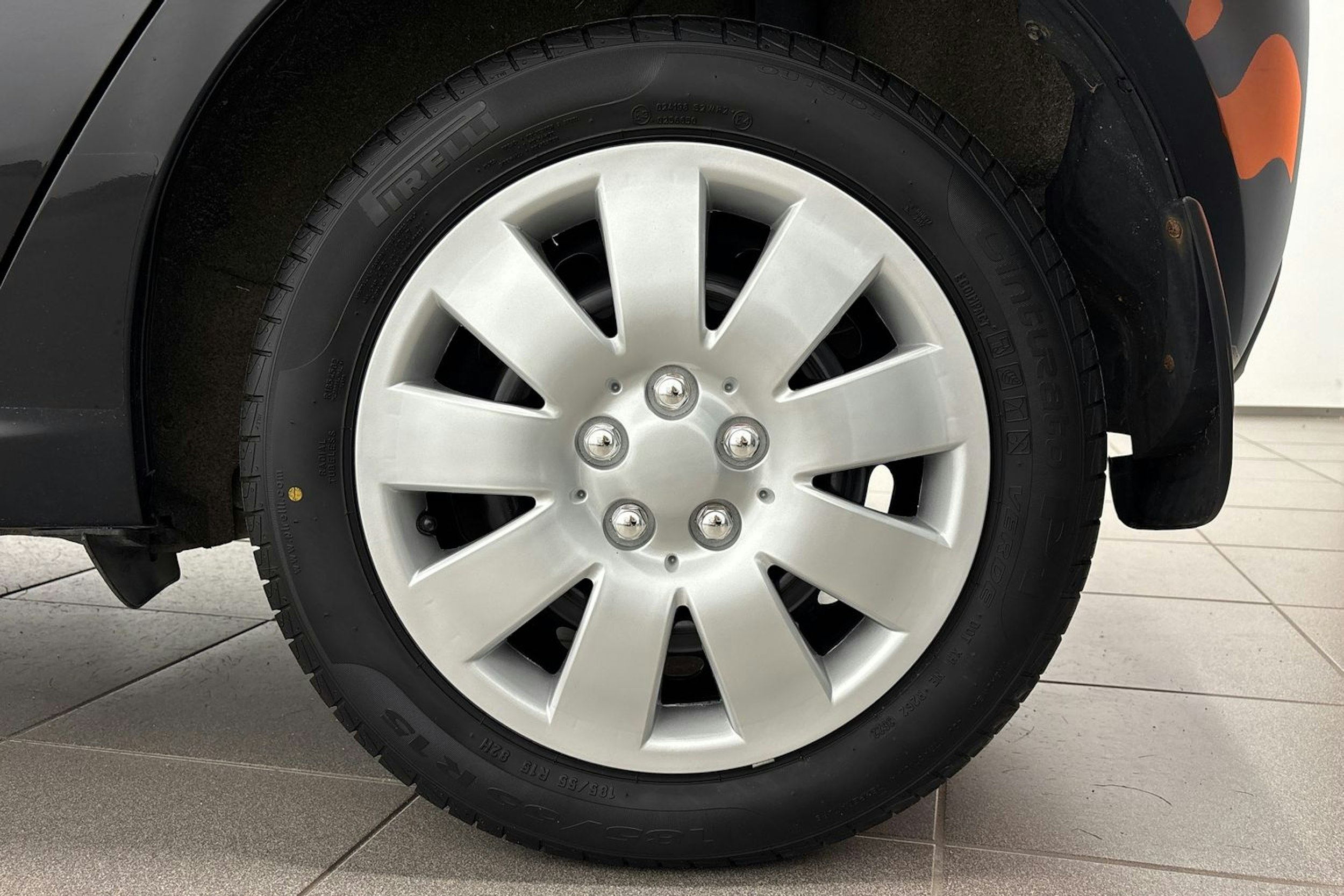 musta Mazda 2 2011 kuva 11.