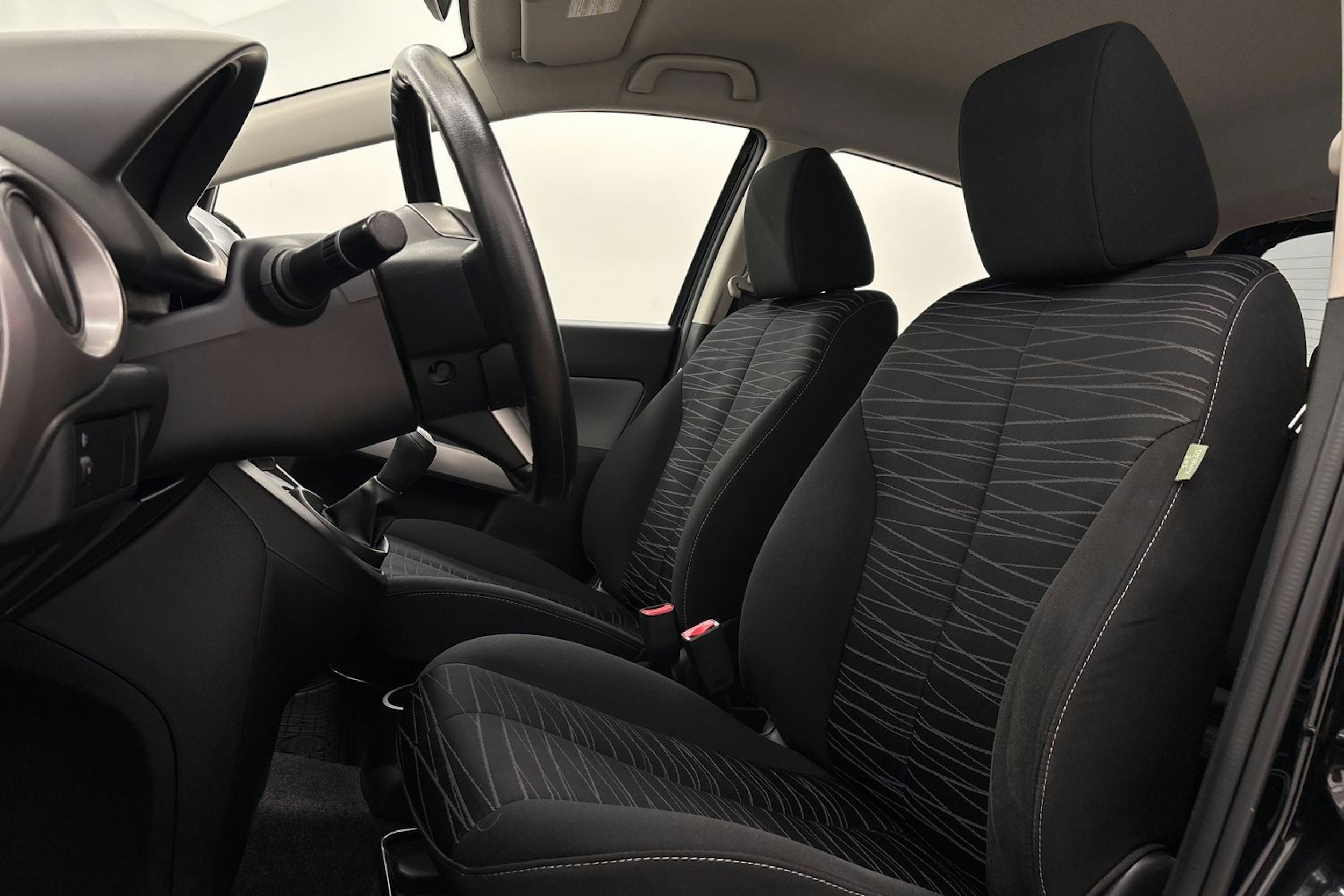 musta Mazda 2 2011 kuva 14.