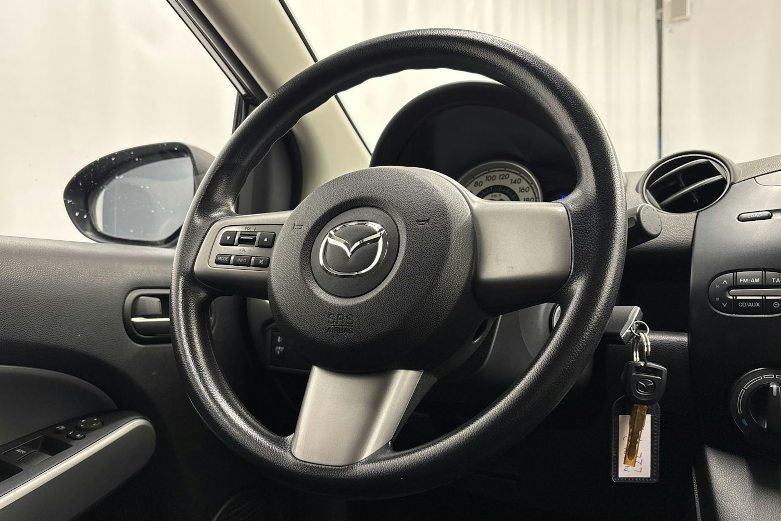 musta Mazda 2 2011 kuva 15.