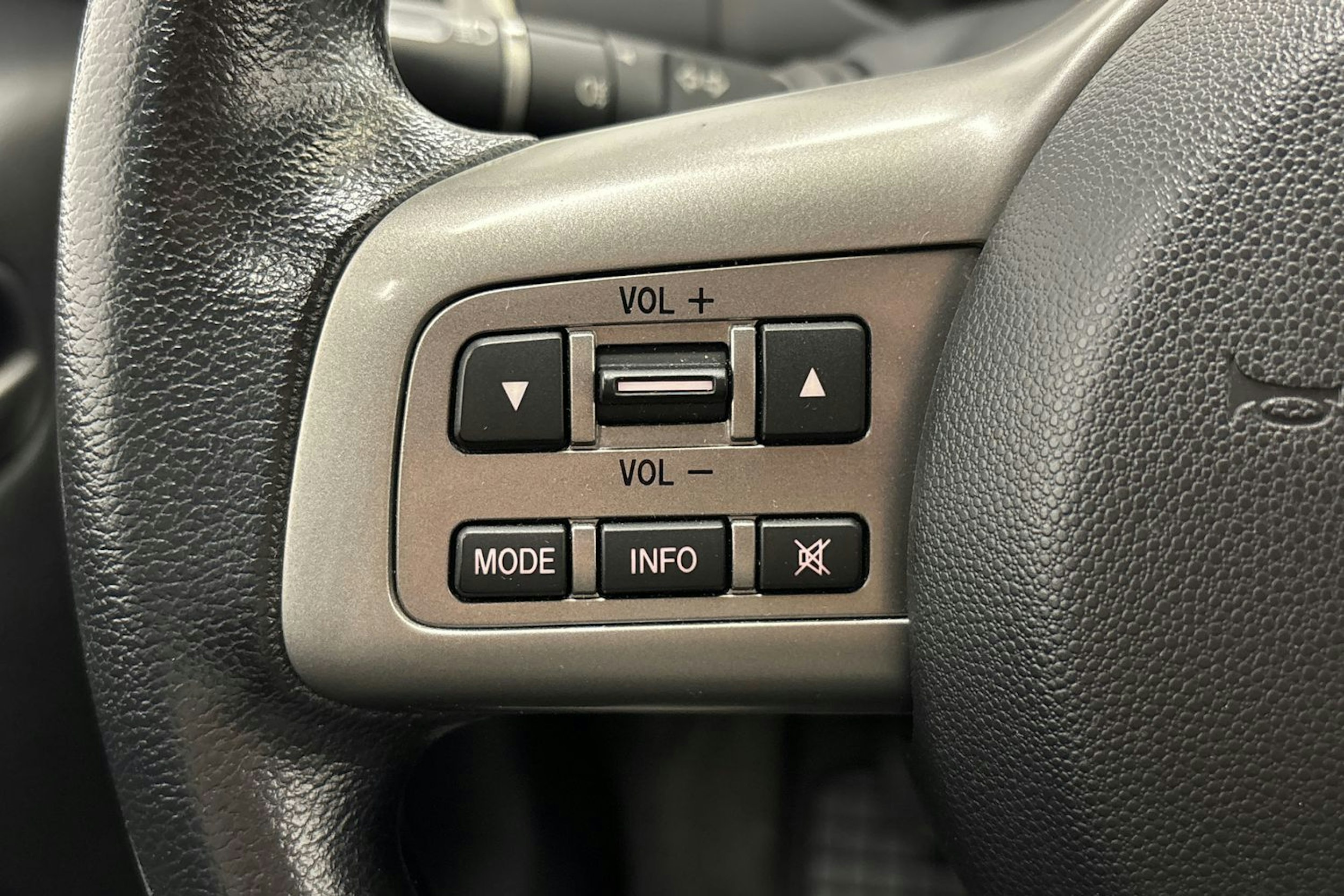 musta Mazda 2 2011 kuva 16.