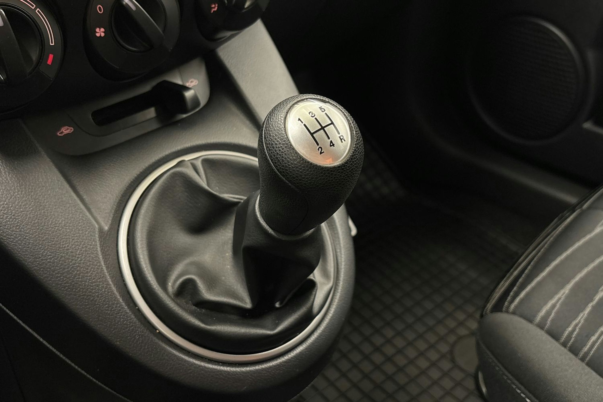 musta Mazda 2 2011 kuva 18.