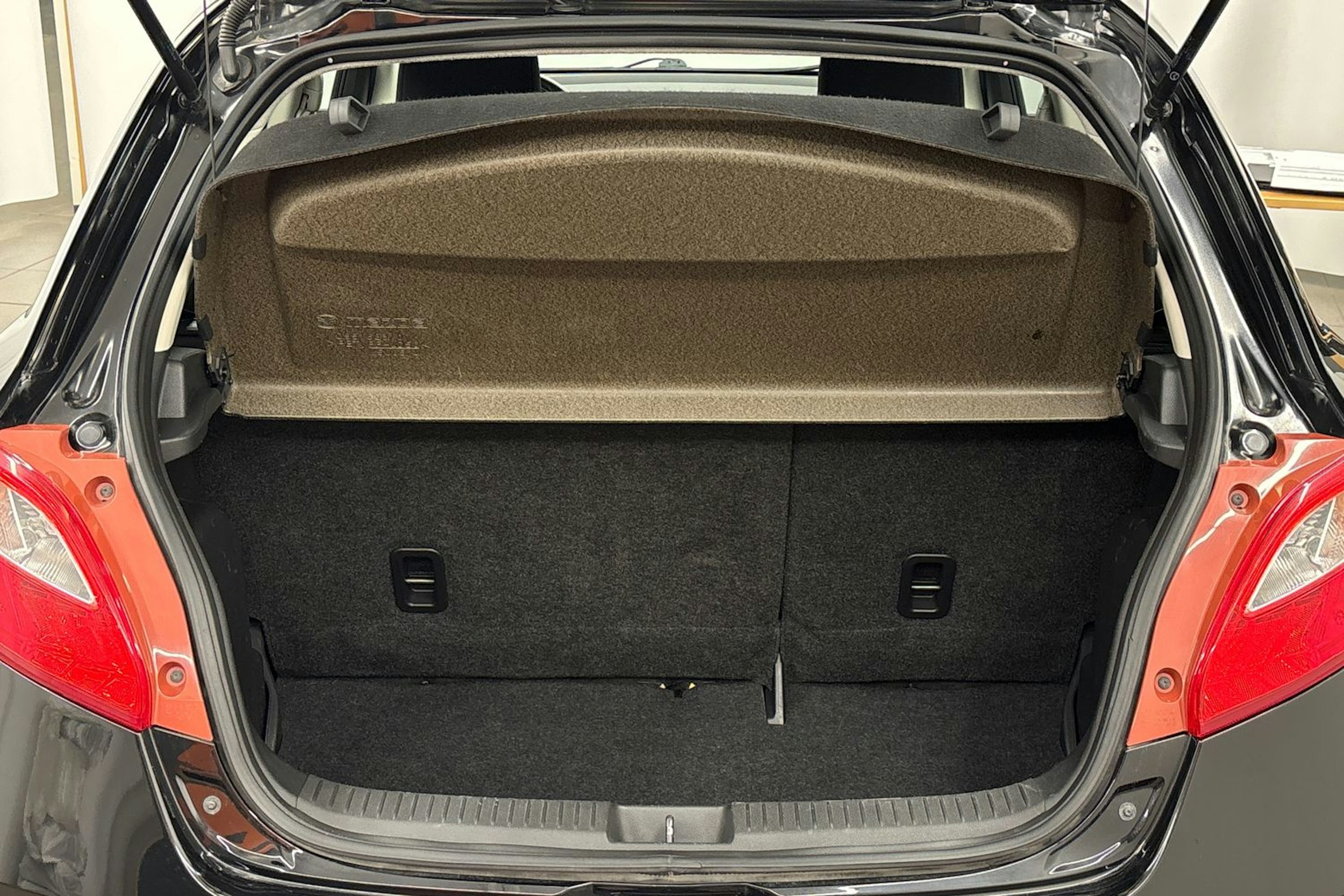 musta Mazda 2 2011 kuva 19.