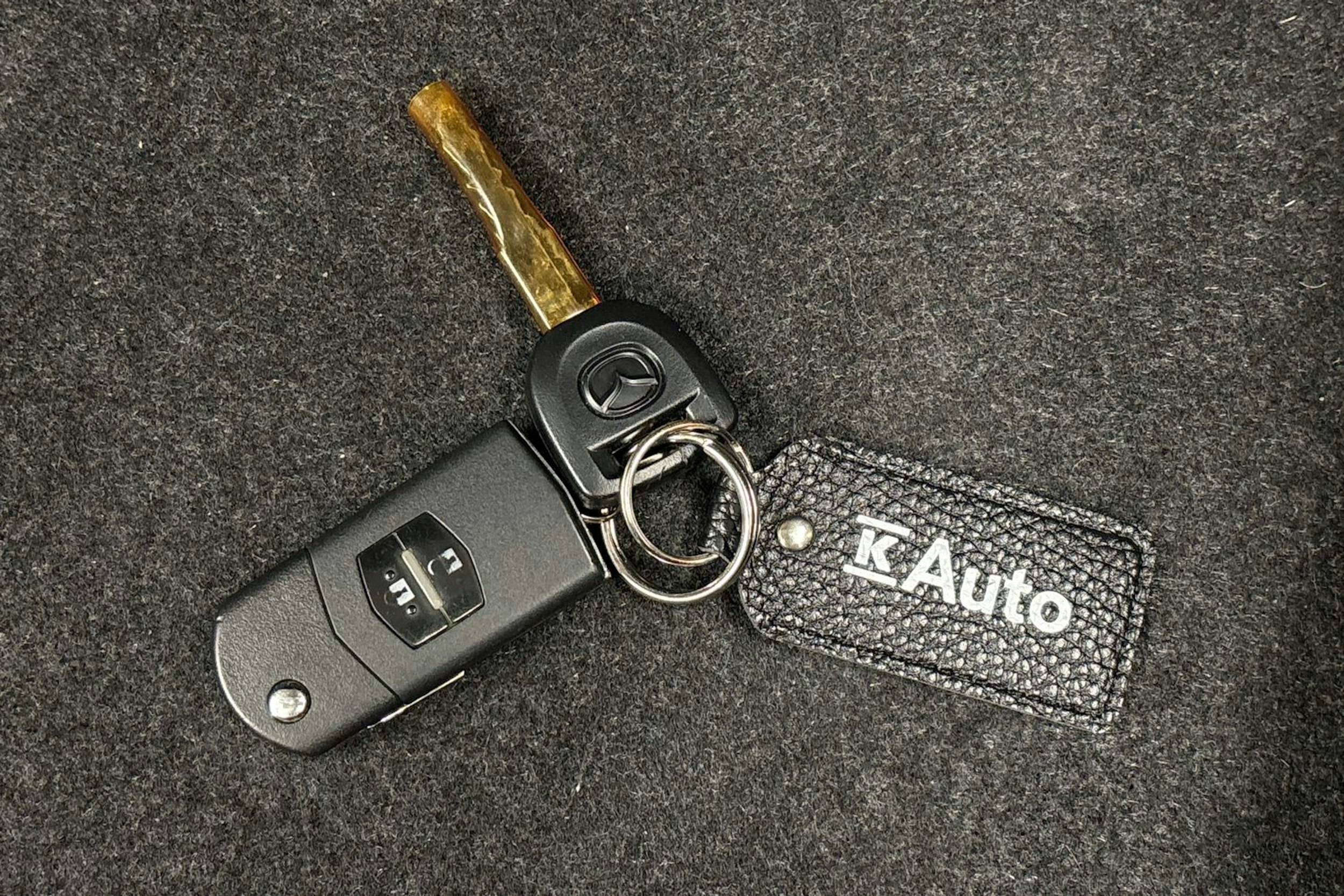 musta Mazda 2 2011 kuva 20.