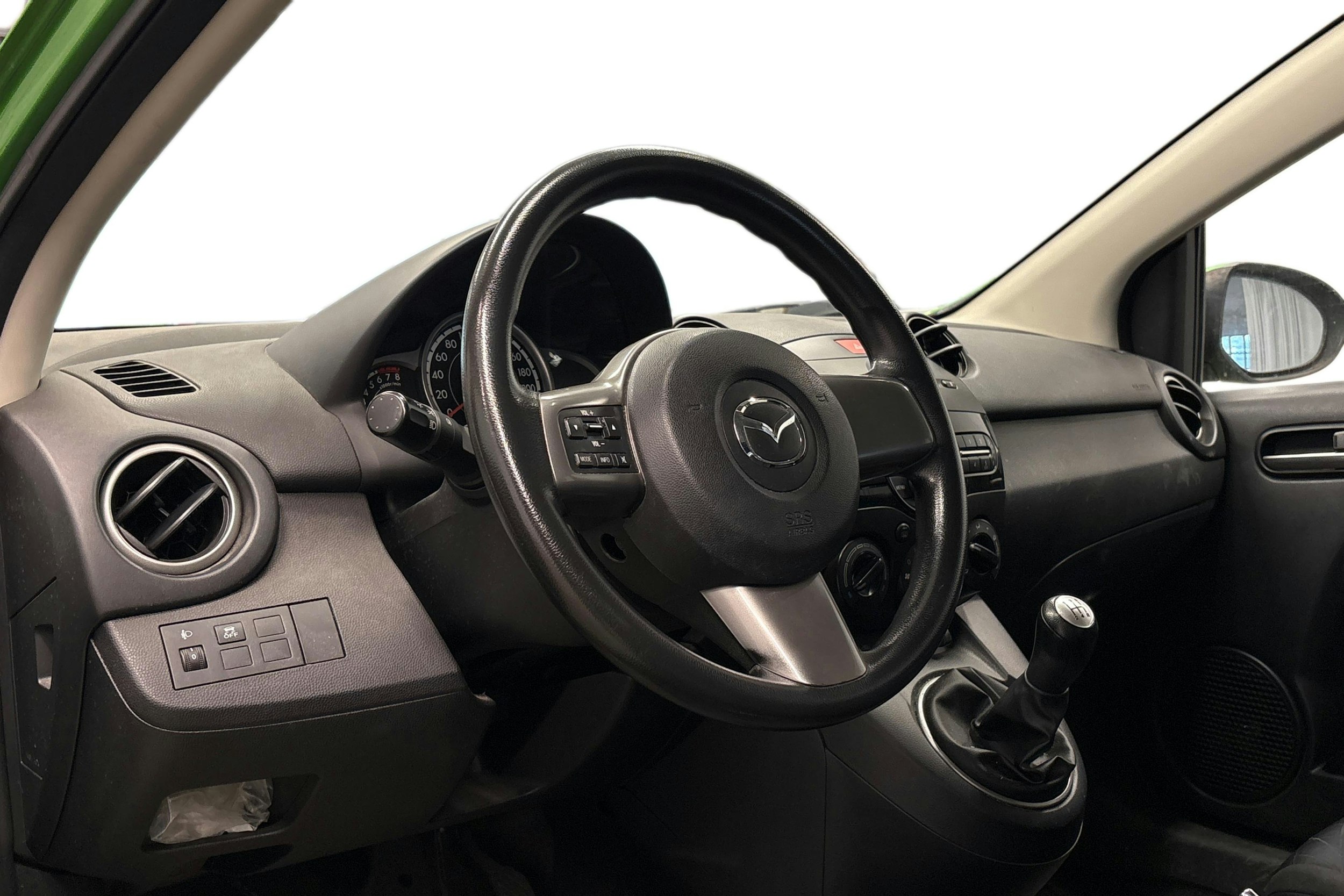 vihreä Mazda 2 2012 kuva 3.