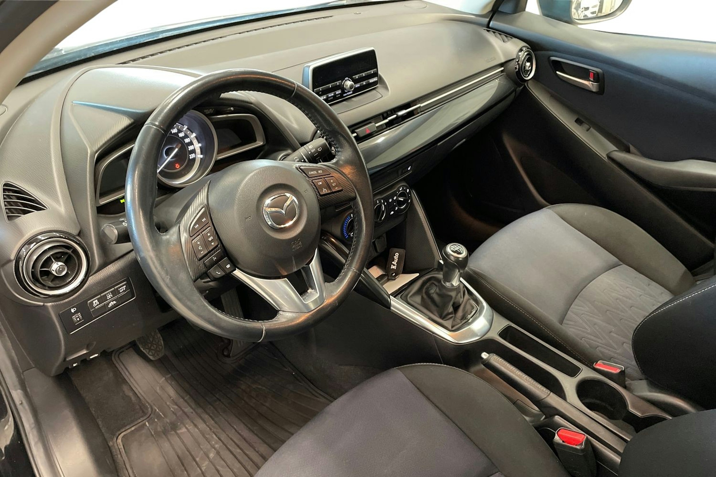 musta Mazda 2 2017 kuva 7.