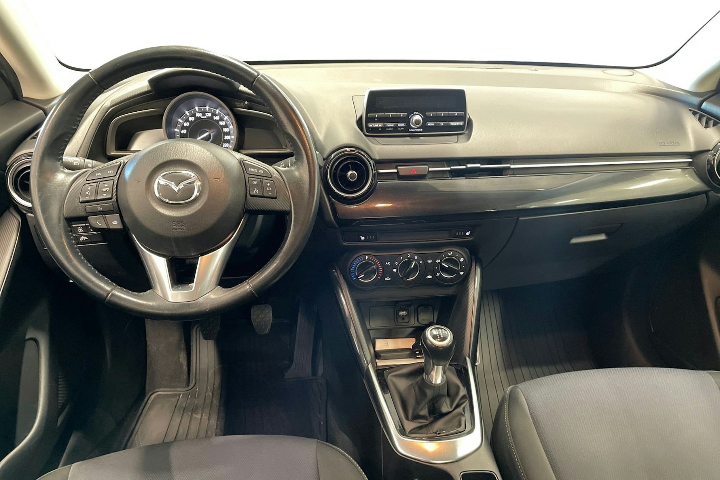 musta Mazda 2 2017 kuva 9.